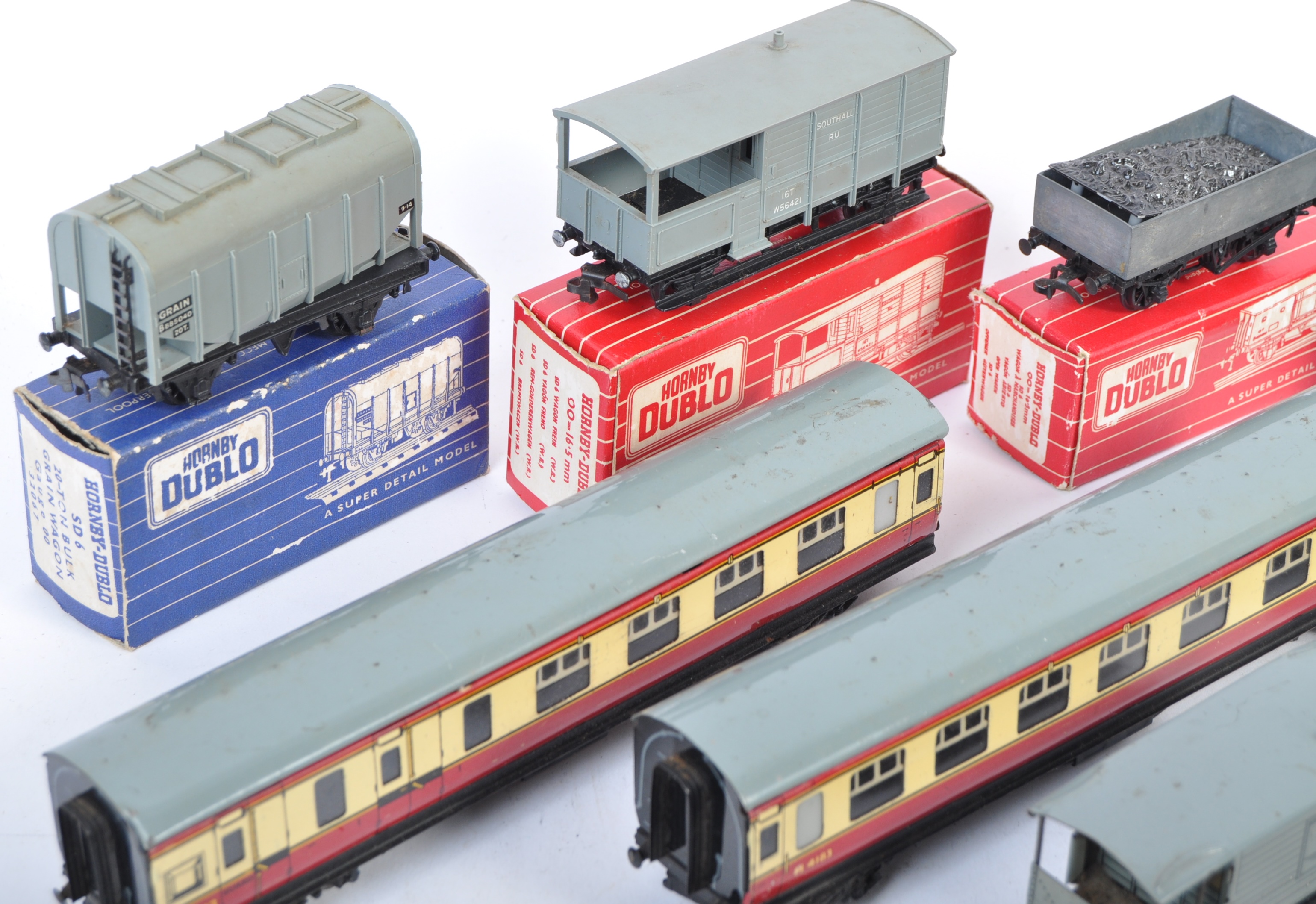 COLLECTION OF ORIGINAL VINTAGE HORNBY DUBLO TRAINS - Image 2 of 6