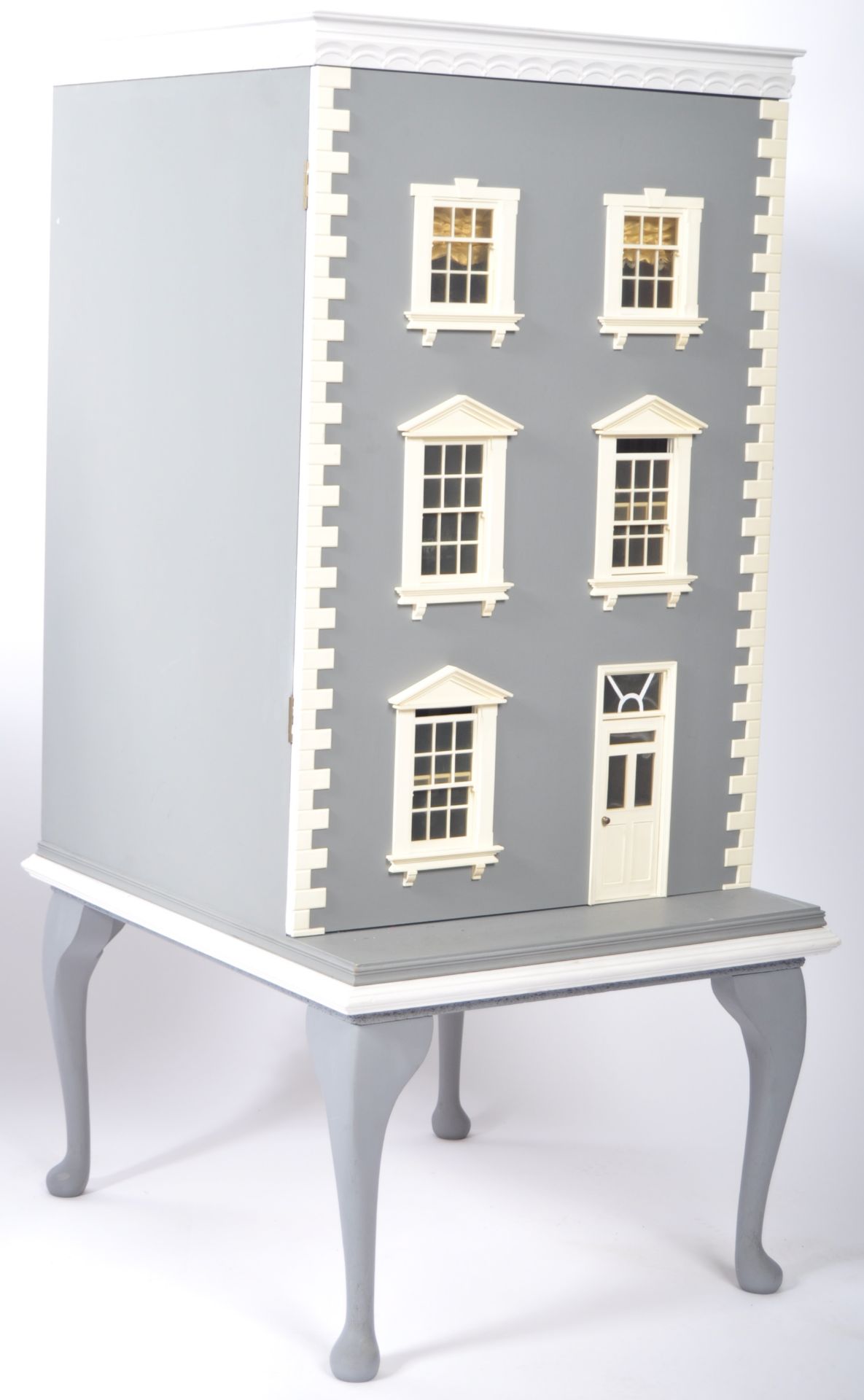 CHARMING VICTORIAN TOWNHOUSE STYLE DOLL'S HOUSE