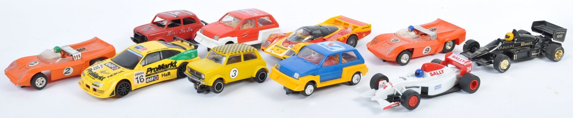 COLLECTION OF ASSORTED VINTAGE SCALEXTRIC SLOT RAC