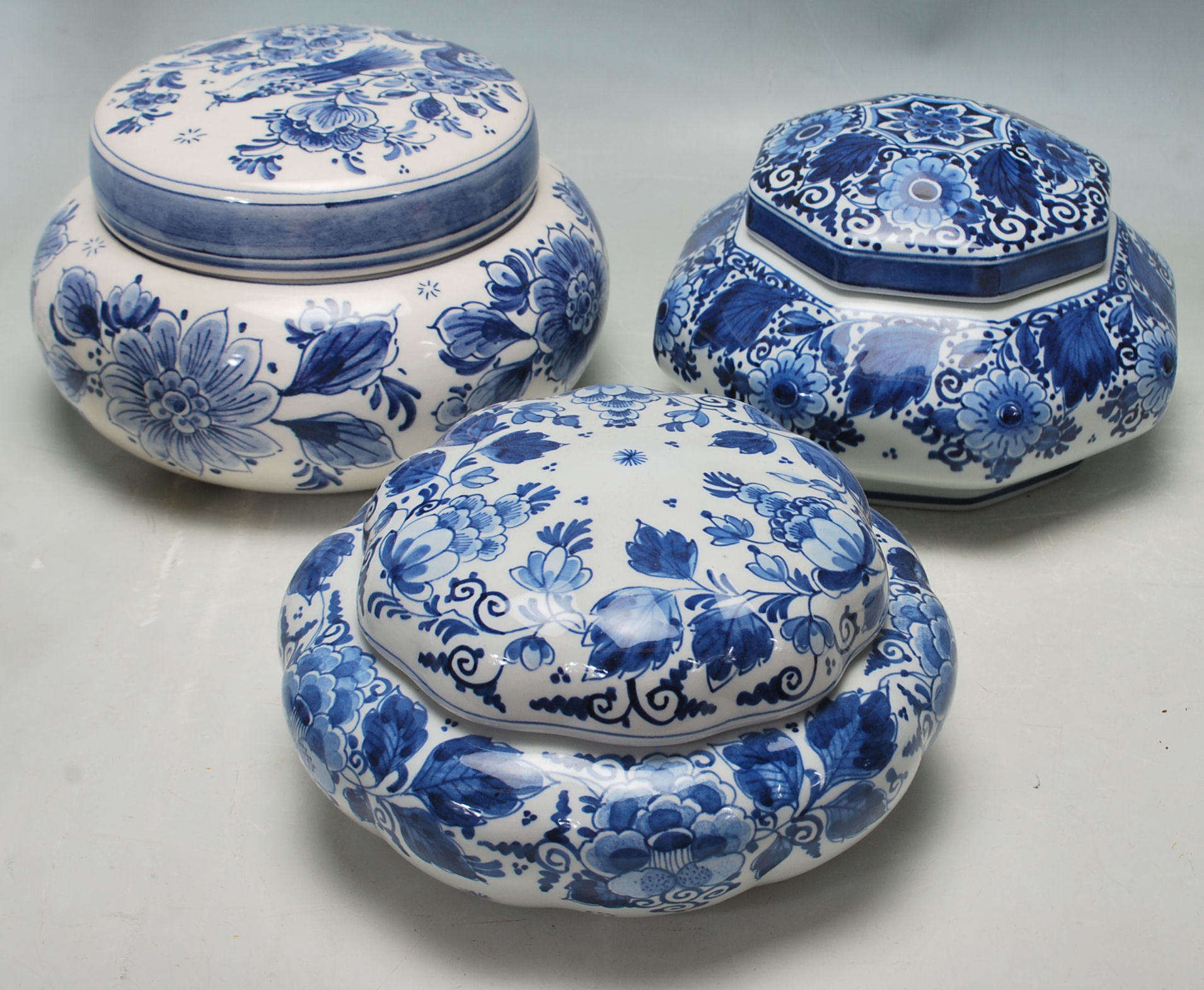 A QUANTITY OF BLUE AND WITH DELFT CERAMIC PORCELAI - Image 11 of 15