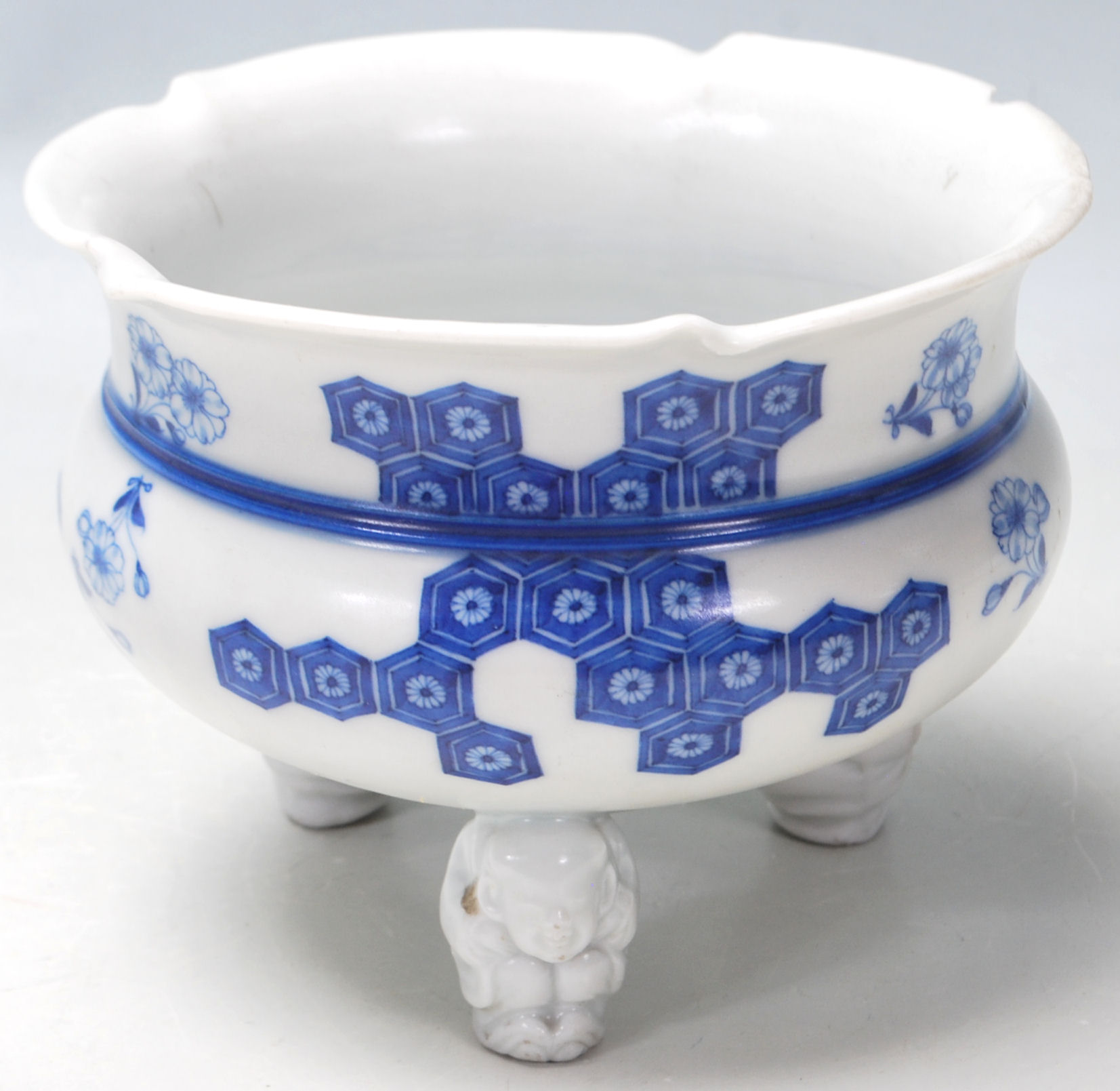 CHINESE BLUE AND WHITE FOOTED BOWL - Image 3 of 6