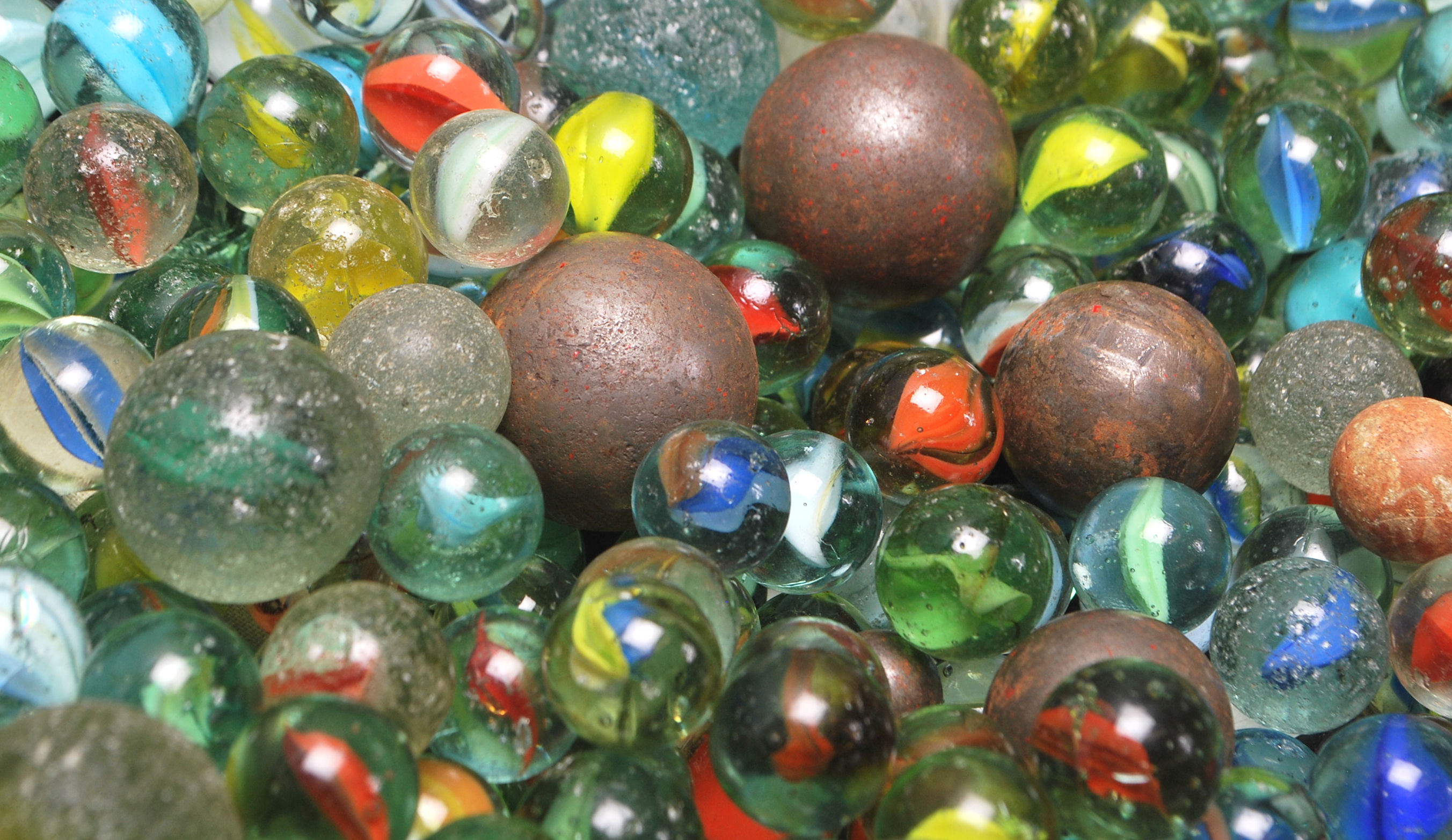 A good collection of early 20th Century marbles co - Image 7 of 15