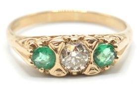 A STAMPED 375 9CT GOLD RING SET WITH A CENTRAL DIA