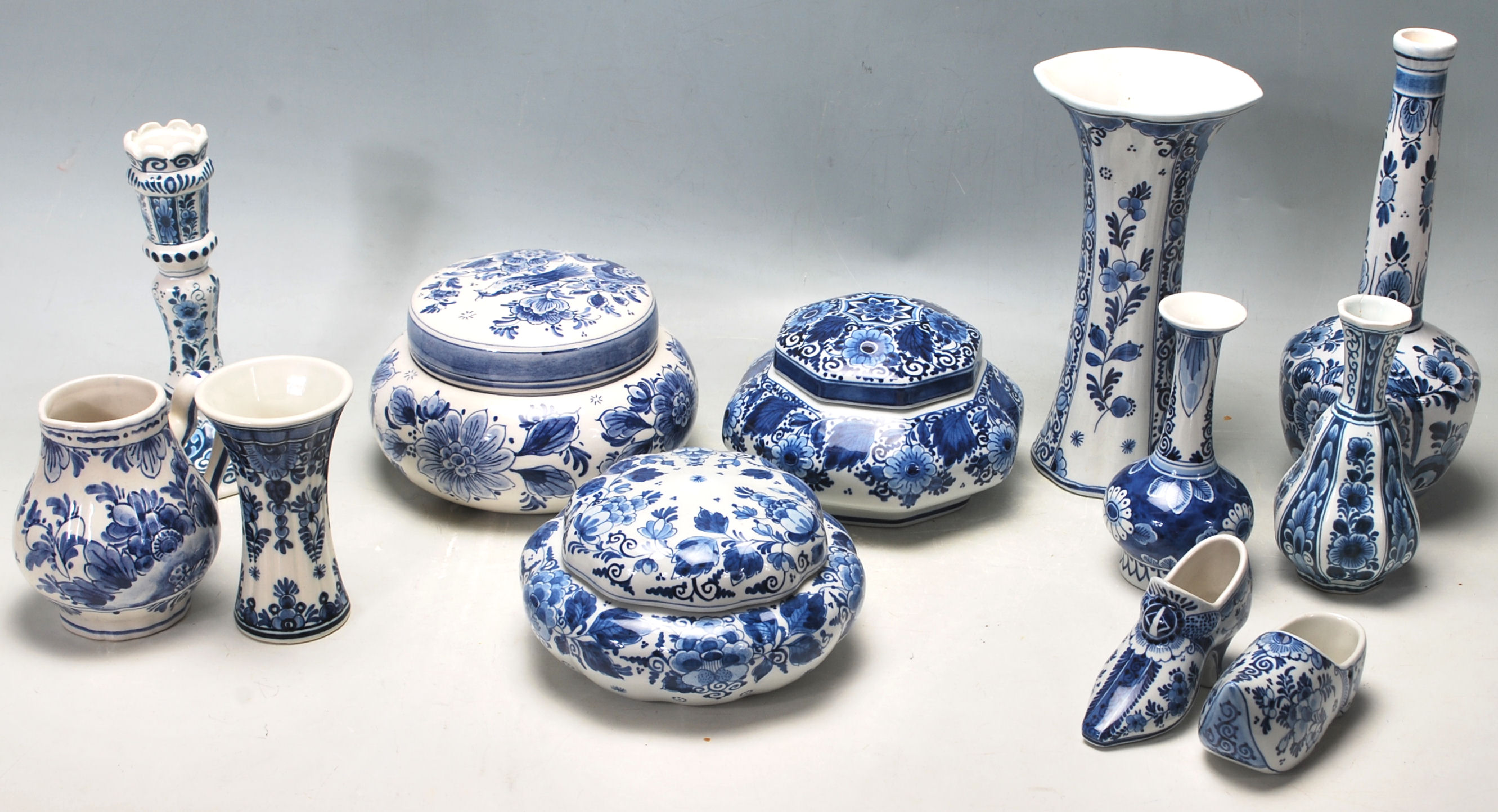 A QUANTITY OF BLUE AND WITH DELFT CERAMIC PORCELAI