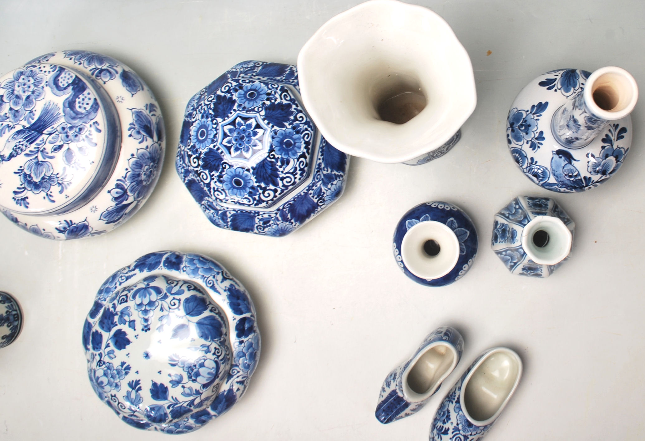 A QUANTITY OF BLUE AND WITH DELFT CERAMIC PORCELAI - Image 2 of 15