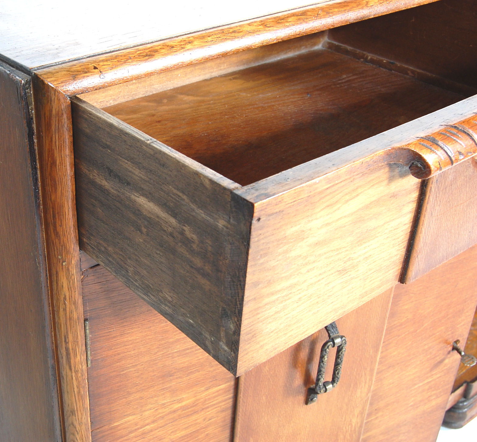 A 1920’S ART DECO OAK SIDEBOARD / DRESSER - Image 6 of 7