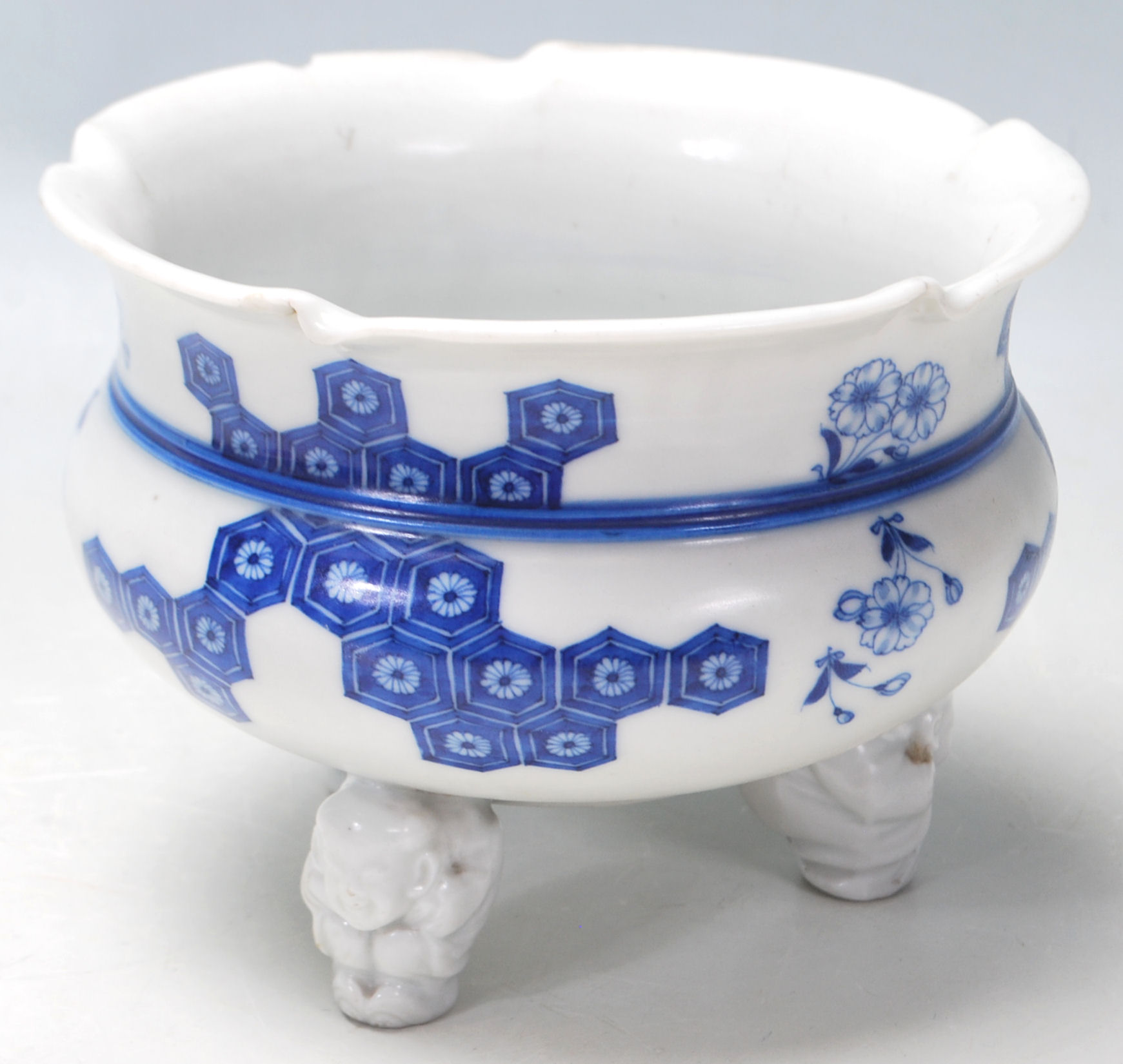 CHINESE BLUE AND WHITE FOOTED BOWL - Image 2 of 6