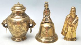 THREE 20TH CENTURY CHINESE BRASS ITEMS.