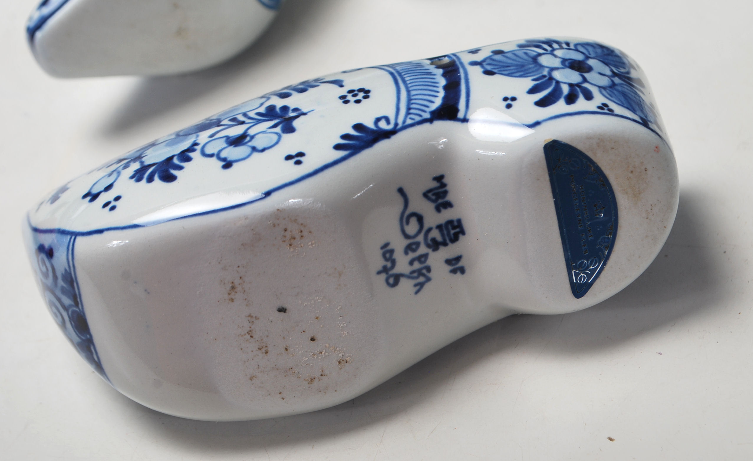 A QUANTITY OF BLUE AND WITH DELFT CERAMIC PORCELAI - Image 7 of 15