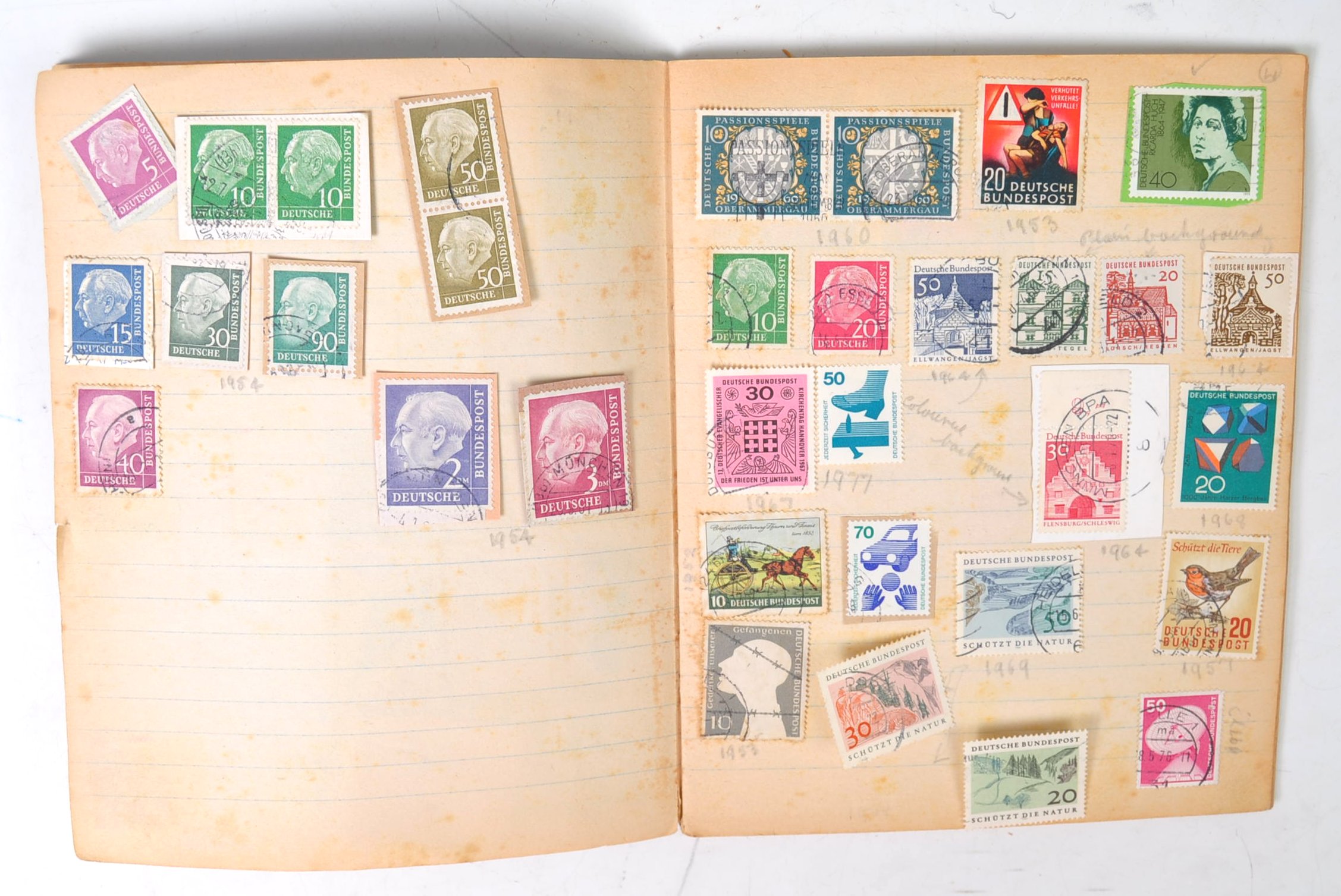 A collection of vintage 20th Century world stamps - Image 17 of 19