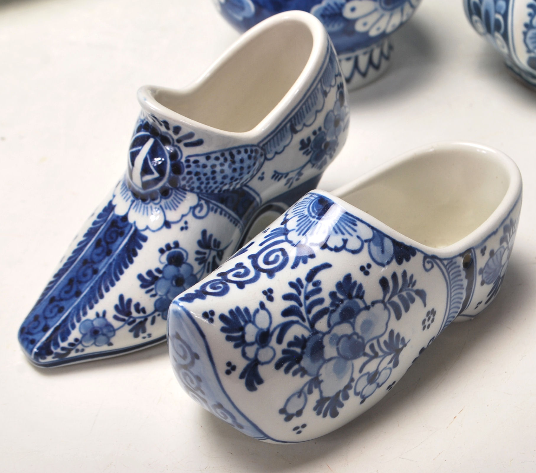 A QUANTITY OF BLUE AND WITH DELFT CERAMIC PORCELAI - Image 5 of 15