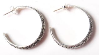 A PAIR OF STAMPED 925 SILVER HOOP EARRINGS SET WIT