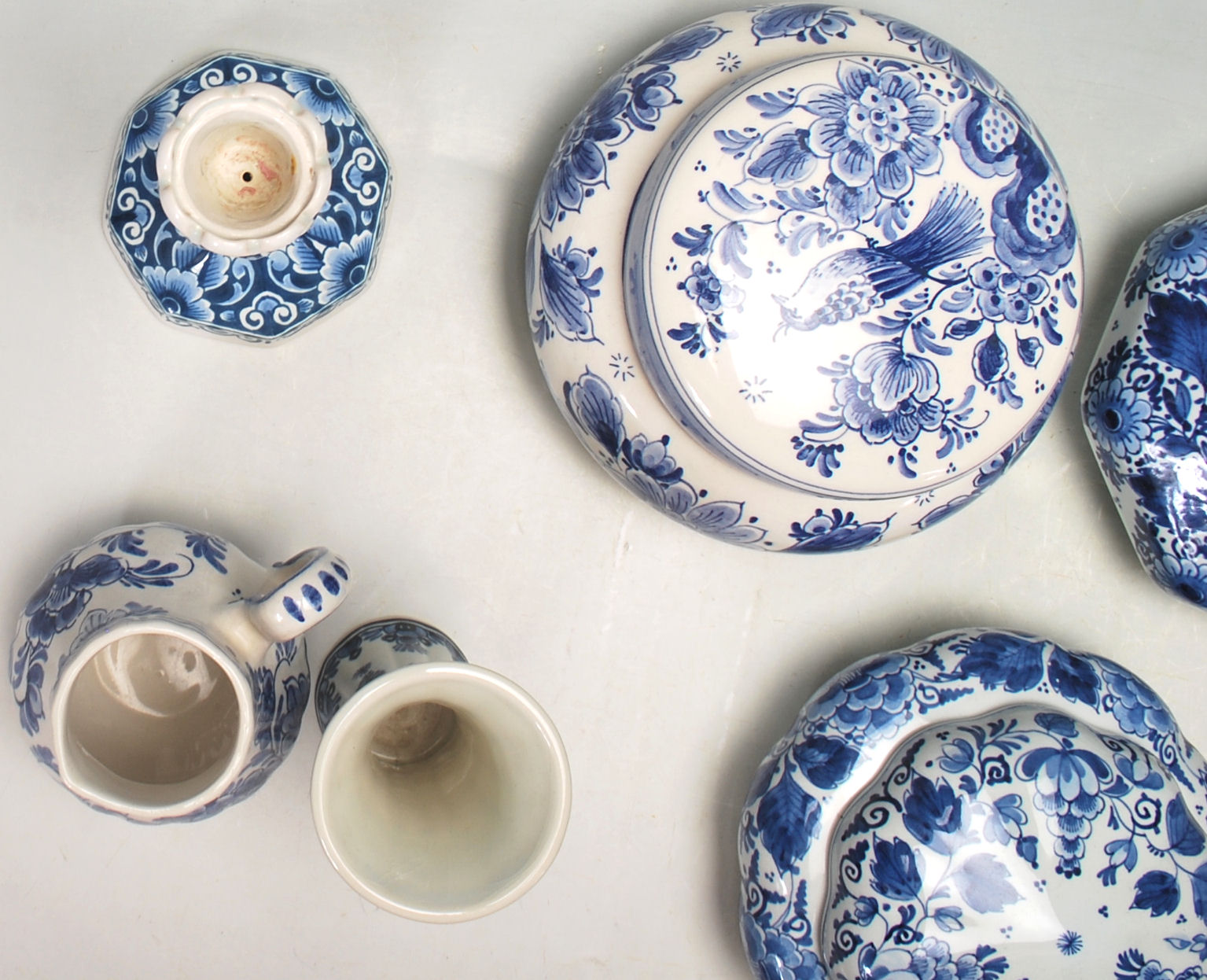 A QUANTITY OF BLUE AND WITH DELFT CERAMIC PORCELAI - Image 4 of 15