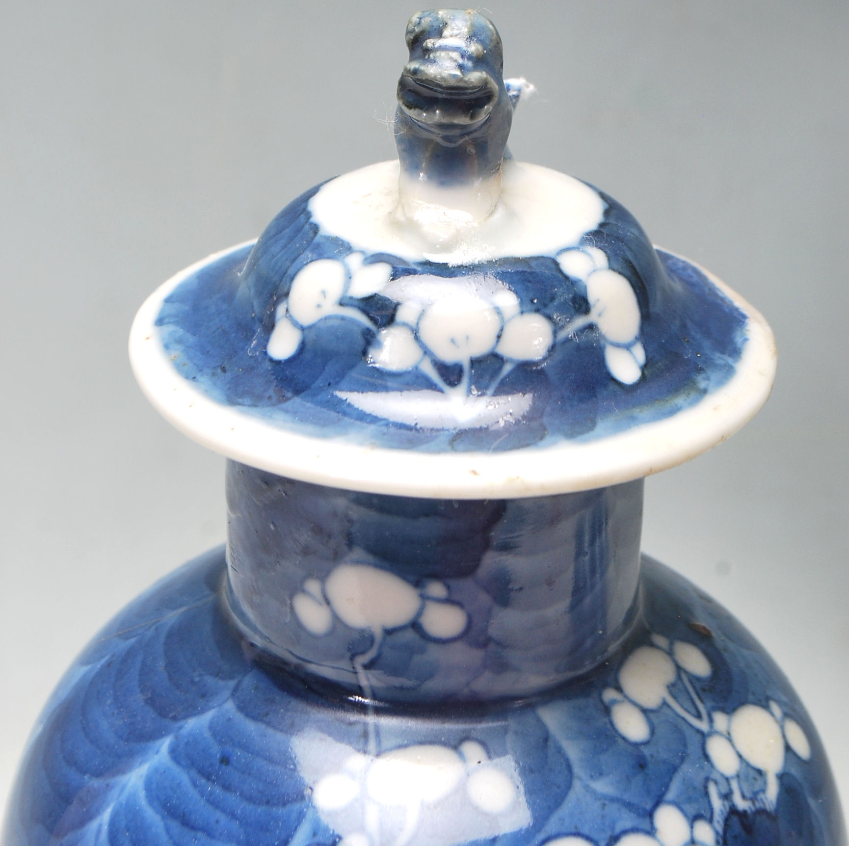 ANTIQUE CHINESE BLUE AND WHITE PRUNUS PATTERN CERAMICS - Image 4 of 10