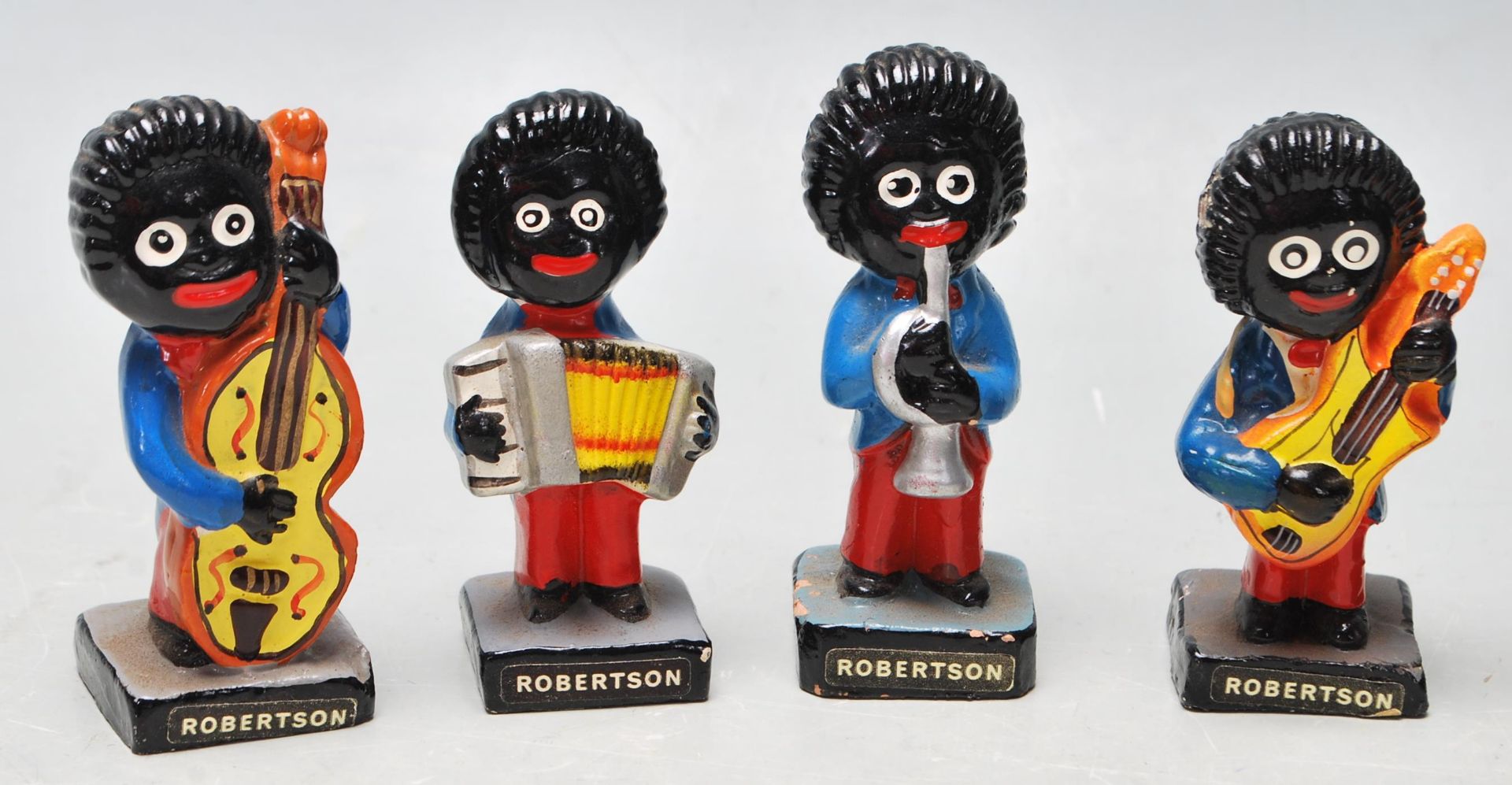 A COLLECTION OF 21 GOLLY FIGURINES BY ROBERTSON - Bild 6 aus 7