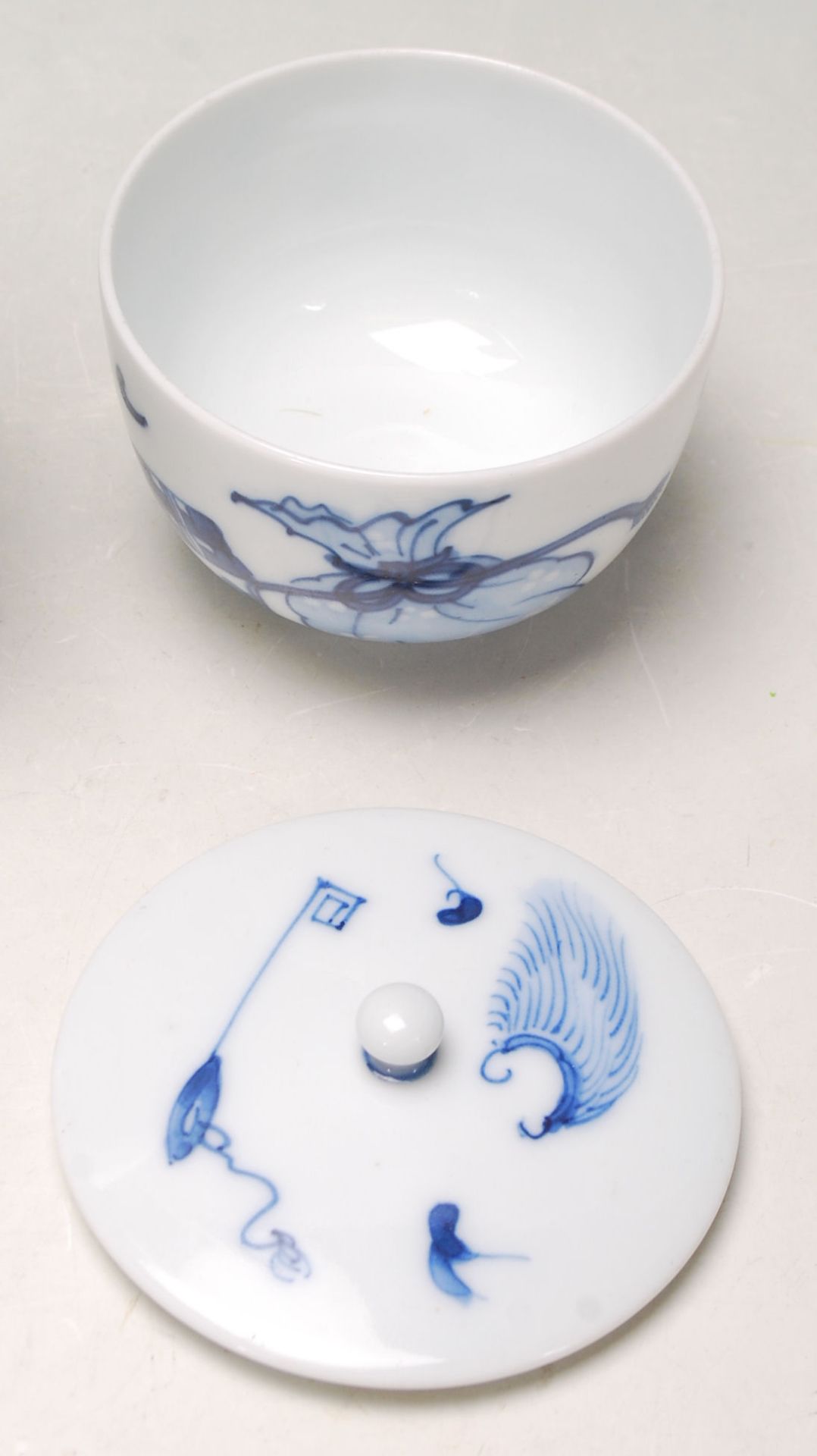 A 20TH CENTURY CHINESE ORIENTAL FAMILY VERTE LIDDED AND A BLUE AND WHITE VASE - Bild 7 aus 11