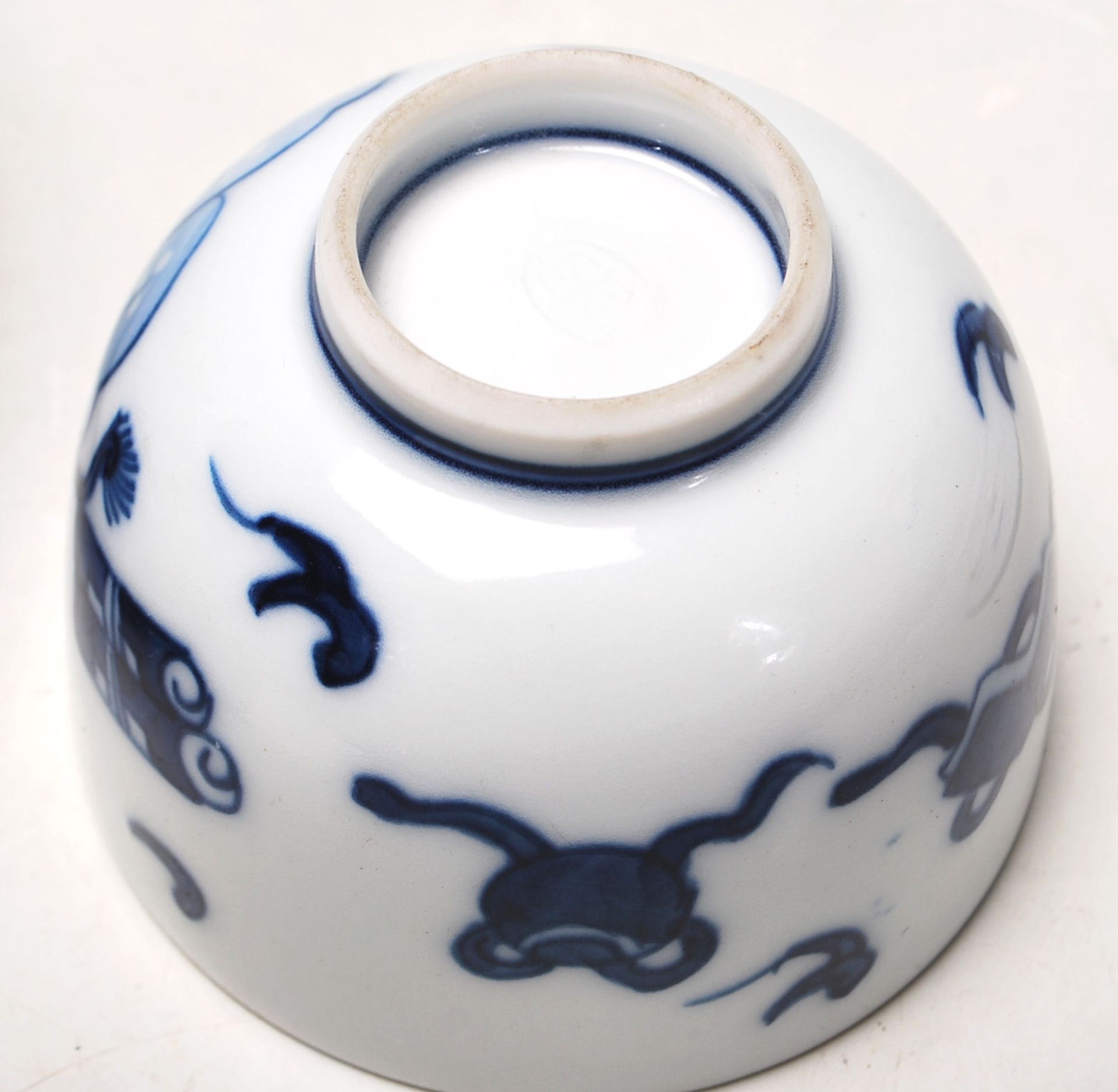 A 20TH CENTURY CHINESE ORIENTAL FAMILY VERTE LIDDED AND A BLUE AND WHITE VASE - Bild 11 aus 11