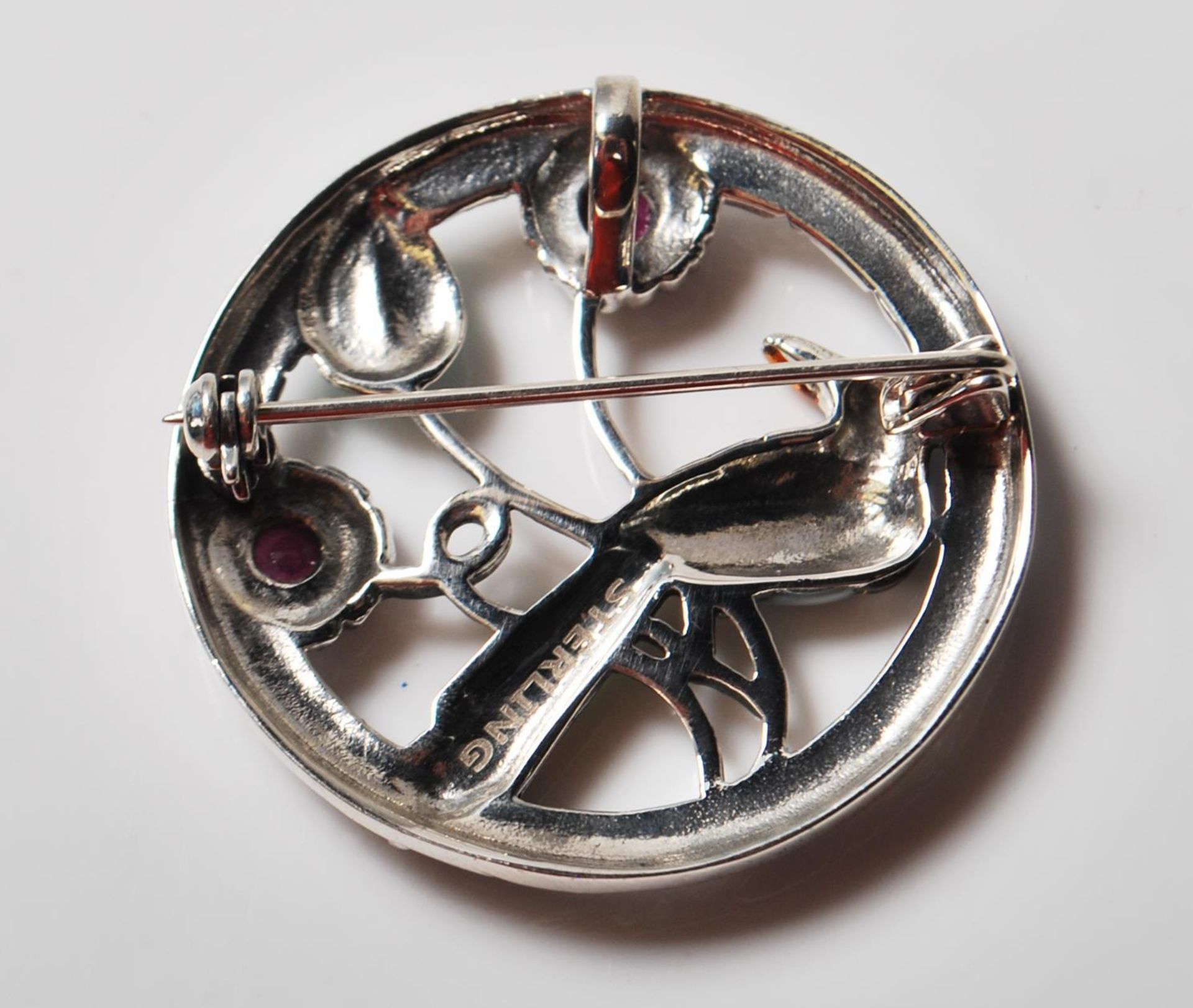 SILVER AND RED STONE BIRD BROOCH - Image 4 of 6