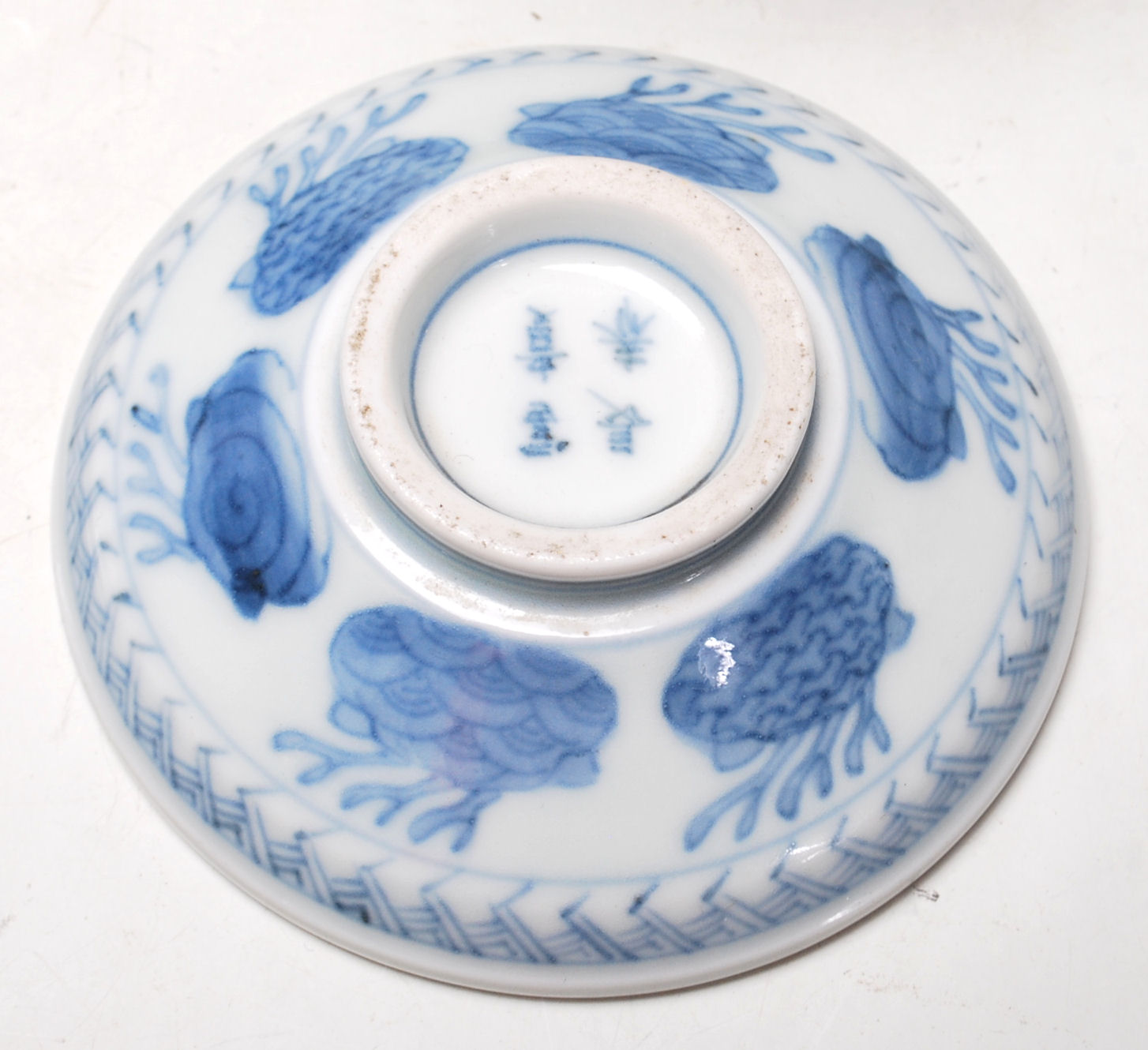 PAIR OF 19TH CENTURY MEIJI PERIOD JAPANESE / CHINESE STYLE BLUE AND WHITE BOWLS AND COVERS - Image 5 of 6