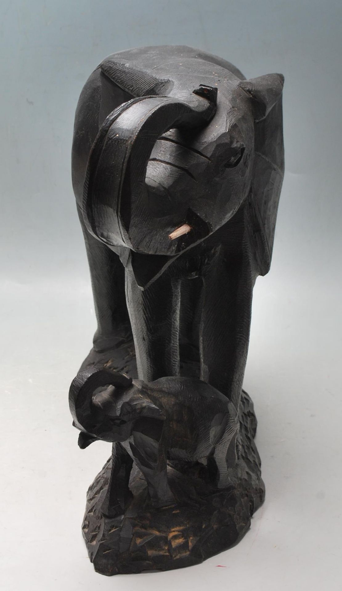 A 20TH CENTURY AFRICAN TRIBAL STATUE FIGURINE OF AN ELEPHANT - Bild 2 aus 5