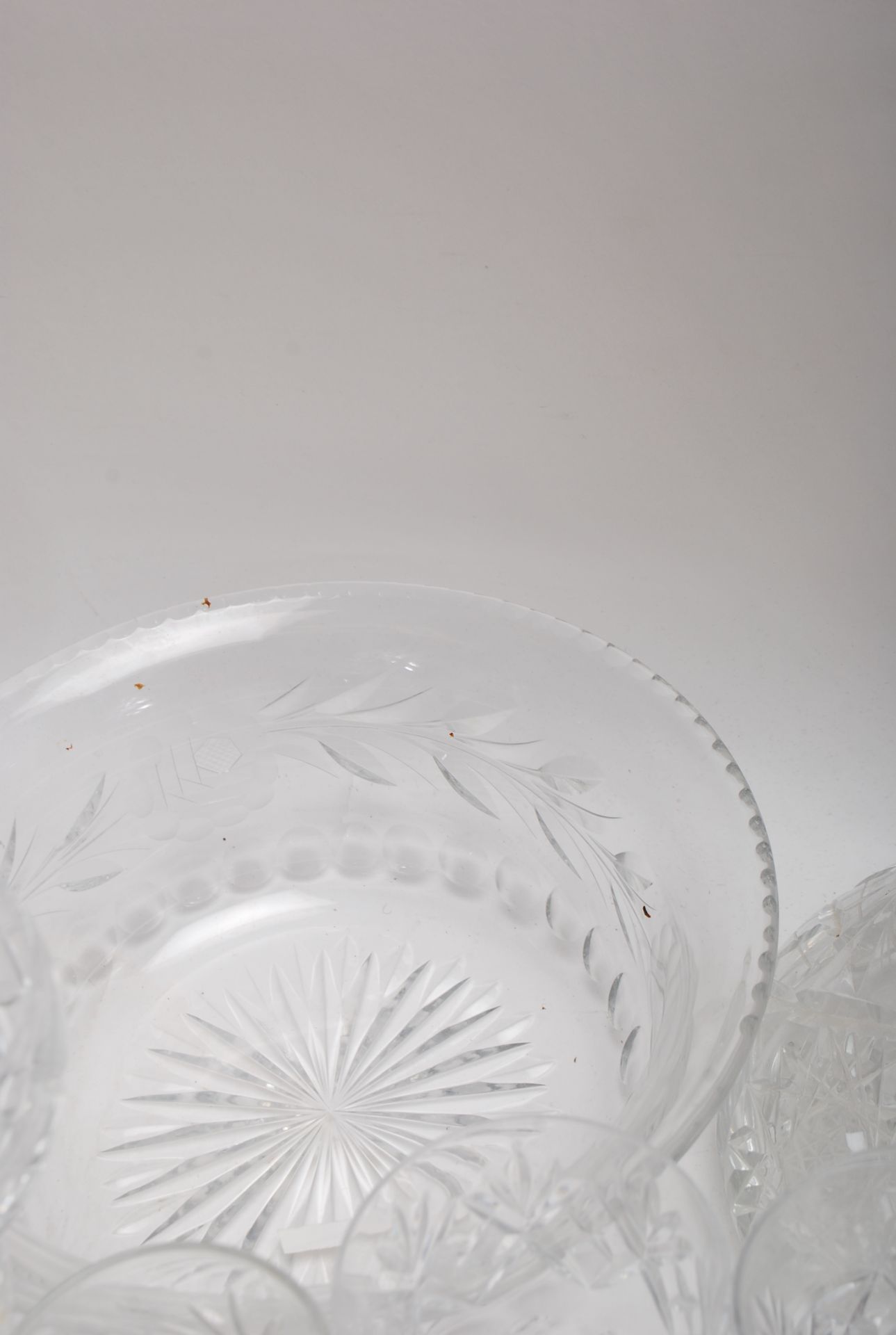 A LARGE COLLECTION OF VINTAGE 20TH CENTURY CRYSTAL CUT GLASS WARE - Image 7 of 11