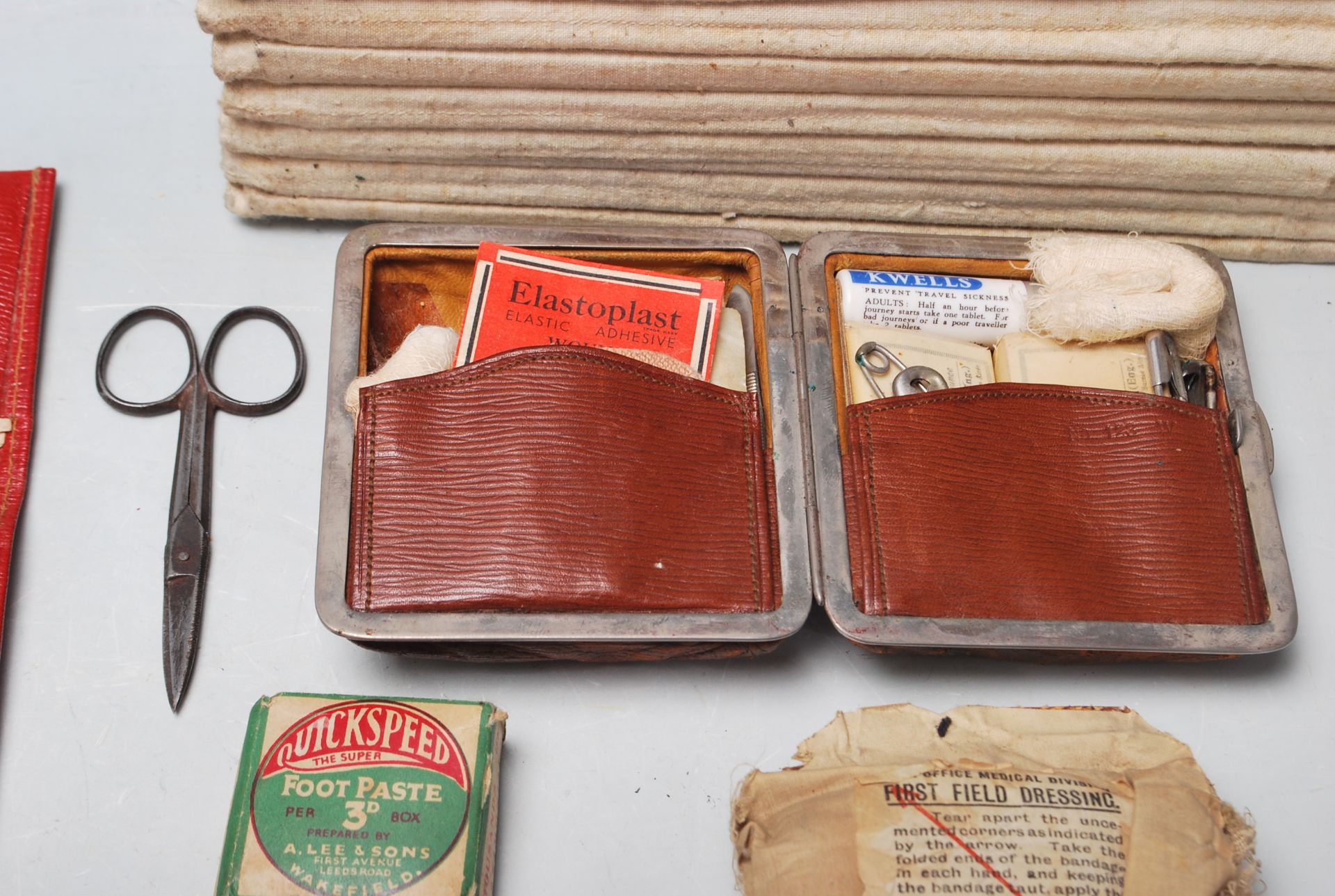 COLLECTION OF VINTAGE MILITARY AND CIVILIAN EARLY 20TH CENTURY FIRST AID ITEMS - Bild 2 aus 8