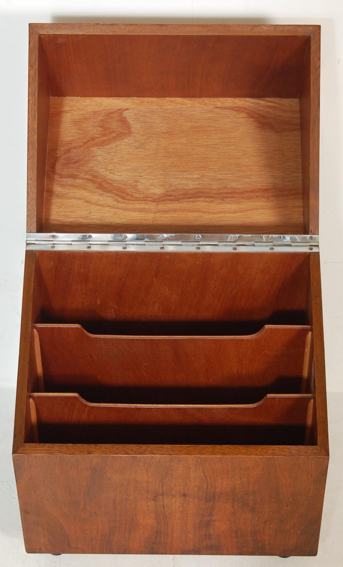 A MID CENTURY WALNUT RECORDS BOX WITH HINGED LID AND FITTED INTERIOR - Image 2 of 3