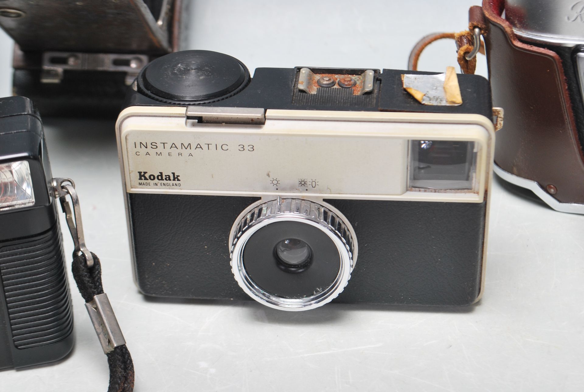 A COLLECTION OF VINTAGE 20TH CENTURY VINTAGE CAMERAS / PHOTOGRAPHS CAMERAS - Image 4 of 9