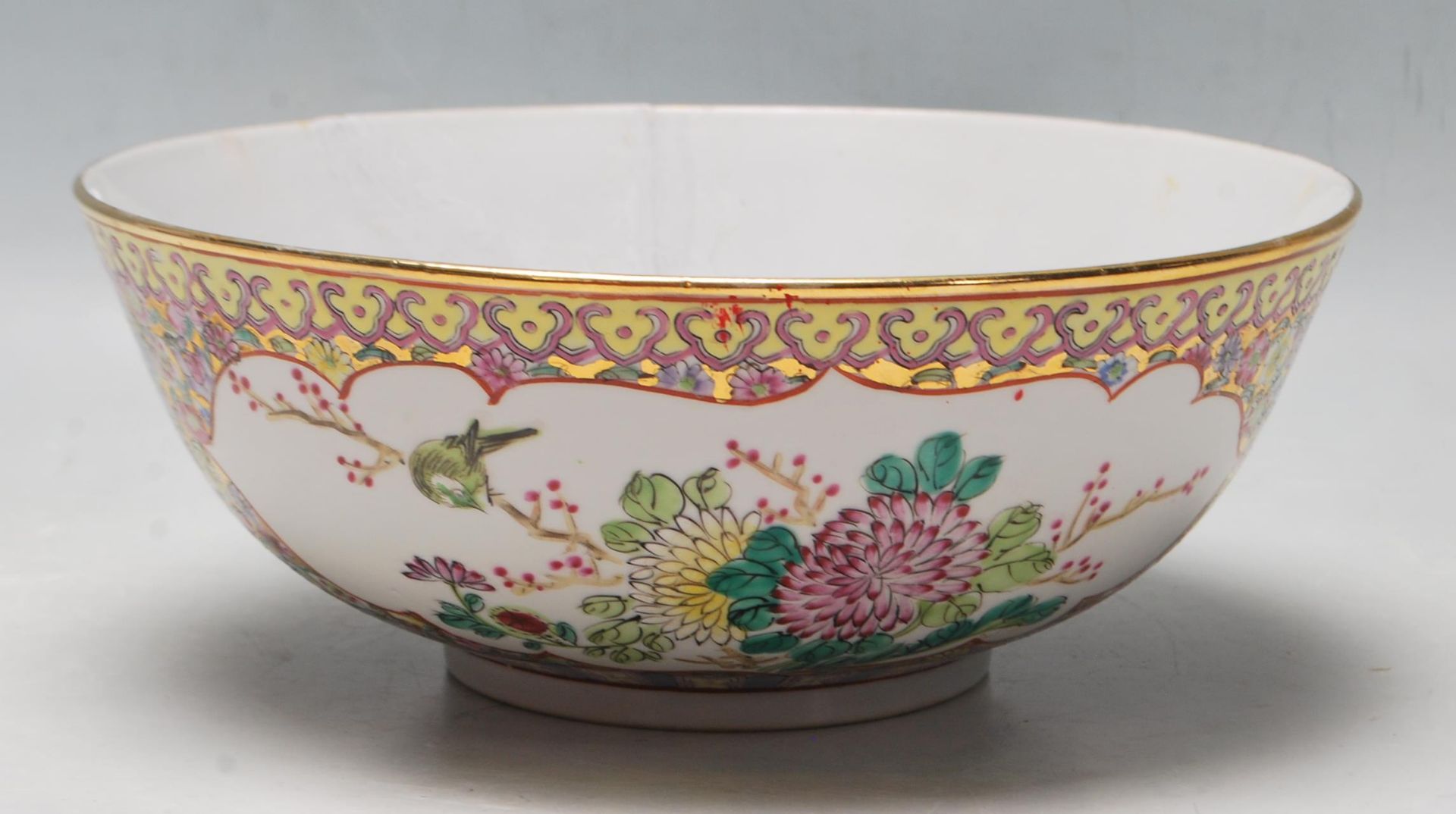 AN ANTIQUE 19TH CENTURY CHINESE FAMILLE ROSE BOWL - Bild 3 aus 6