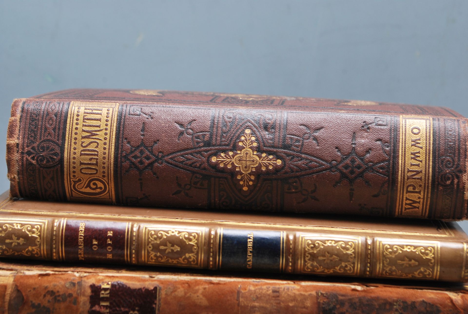 OF ANTIQUARIAN INTEREST - A COLLECTION OF ANTIQUE 18TH CENTURY AND LATER HARDCOVER BOOKS - Bild 4 aus 7