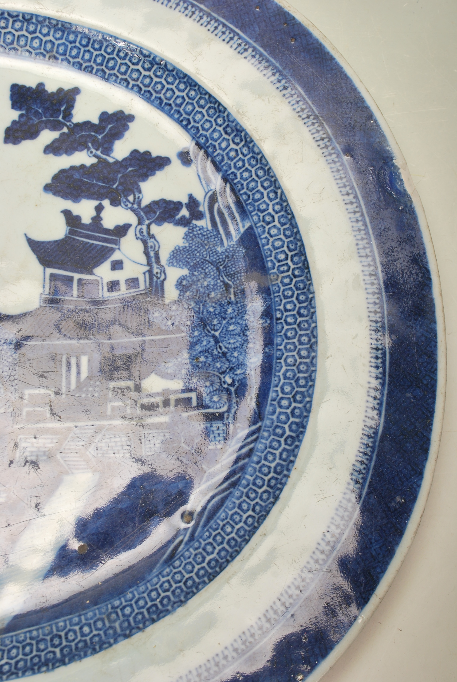 CHINESE BLUE AND WHITE ANTIQUE PLATTER - Image 4 of 6