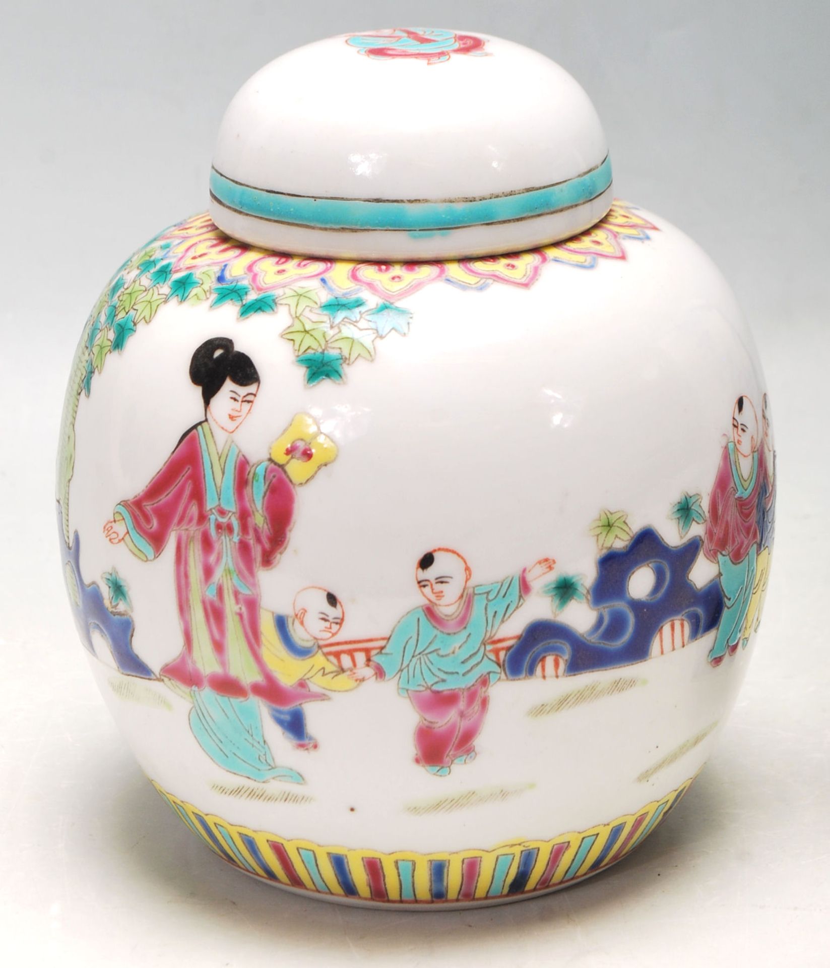 A 20TH CENTURY CHINESE ORIENTAL FAMILY VERTE LIDDED AND A BLUE AND WHITE VASE - Bild 2 aus 11