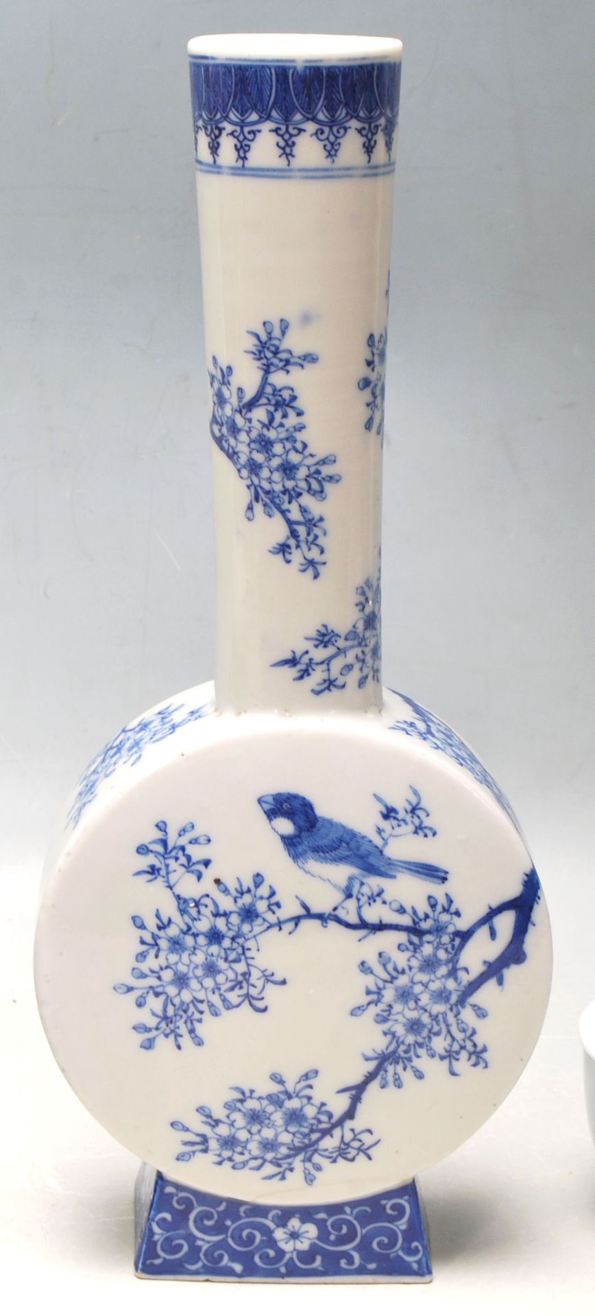 A 20TH CENTURY CHINESE ORIENTAL FAMILY VERTE LIDDED AND A BLUE AND WHITE VASE - Bild 5 aus 11