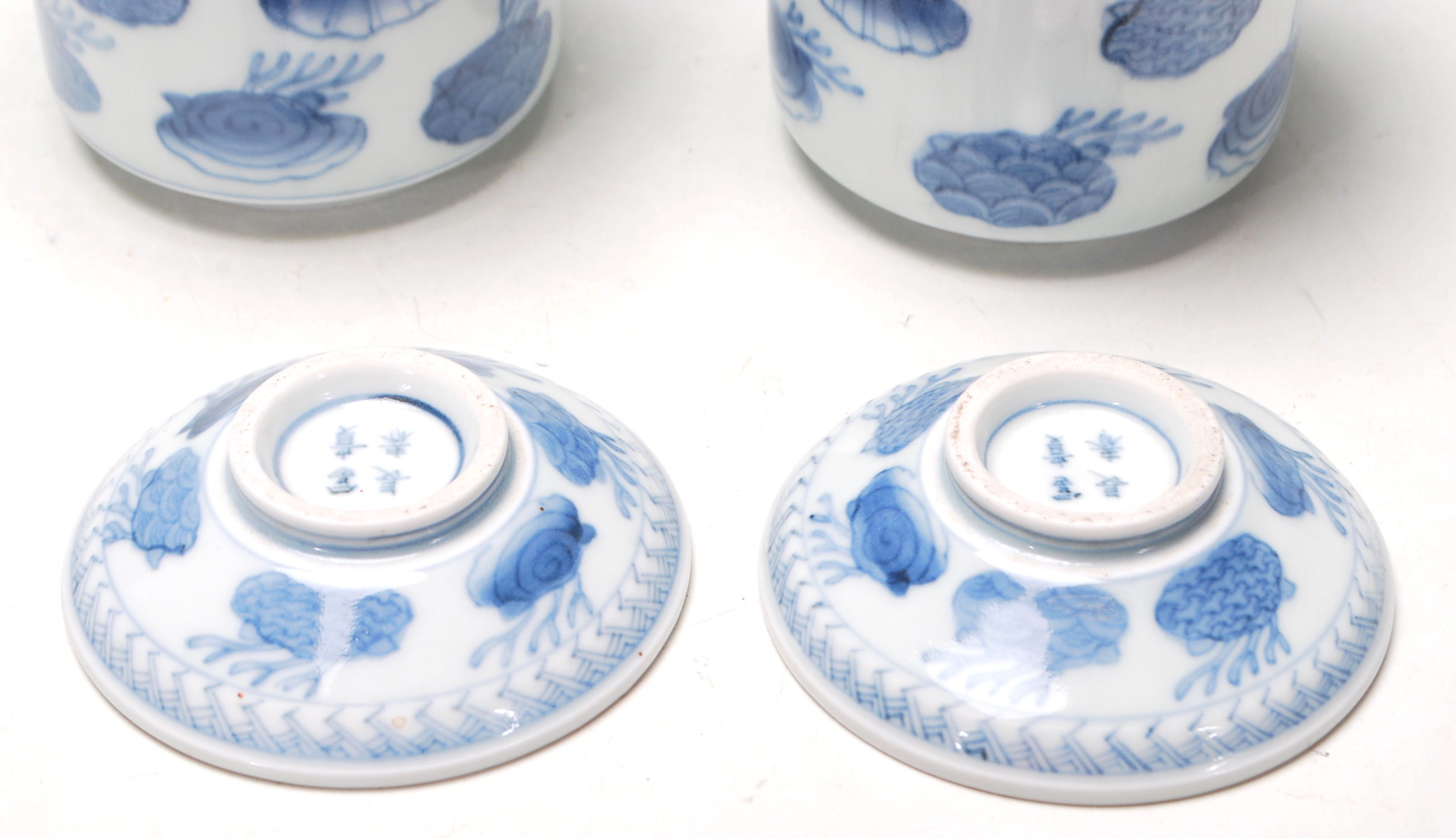 PAIR OF 19TH CENTURY MEIJI PERIOD JAPANESE / CHINESE STYLE BLUE AND WHITE BOWLS AND COVERS - Image 4 of 6