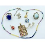 A QUANTITY OF 925 SILVER & COSTUME JEWELLERY