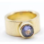 18CT GOLD AND SAPPHIRE BAND RING