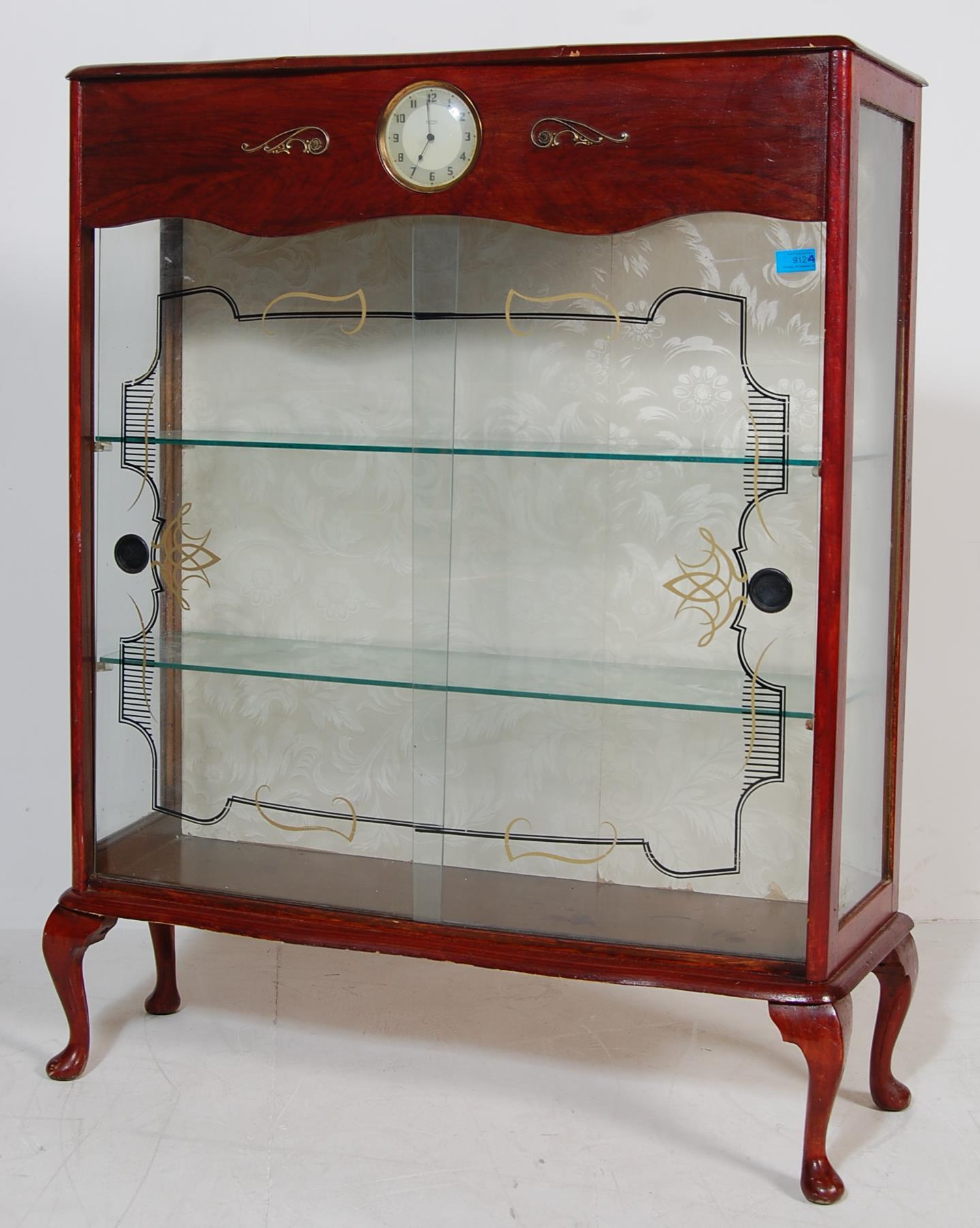 A VINTAGE RETRO 20TH CENTURY CHINA DISPLAY CABINET WITH GLASS SLIDING DOORS - Image 3 of 4