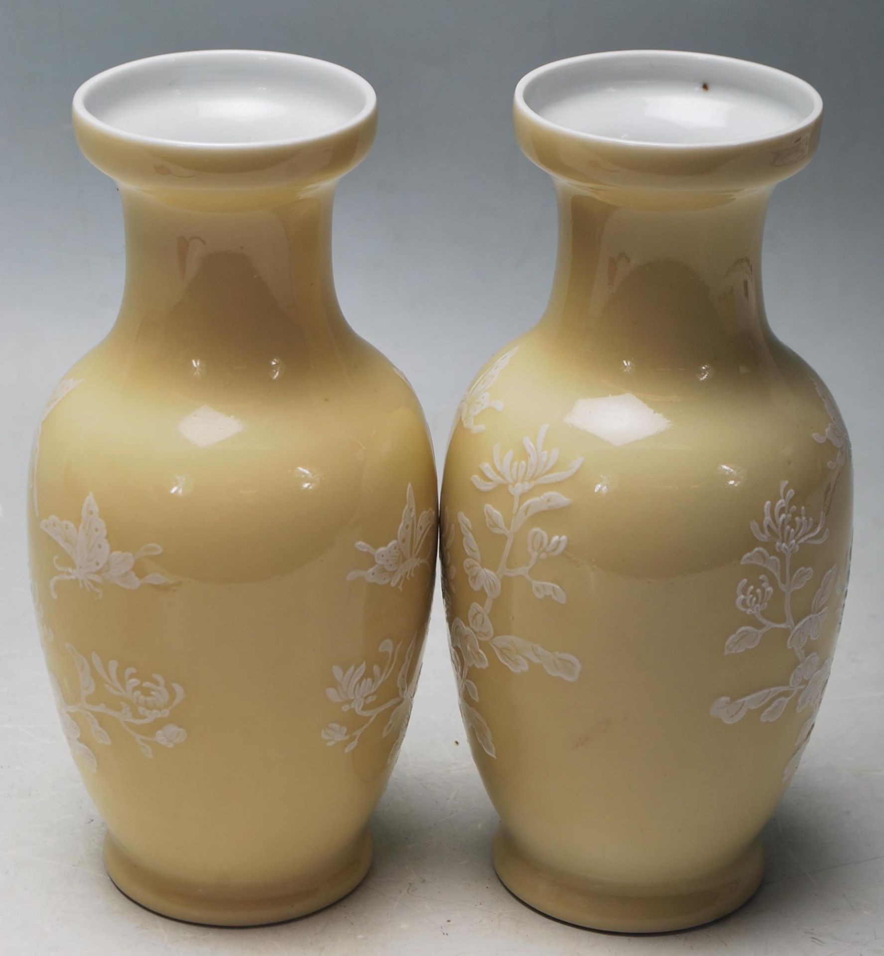 MIRRORED PAIR OF VINTAGE LATE 20TH CENTURY CHINESE REPUBLIC PORCELAIN YELLOW MANTEL VASES - Bild 2 aus 5