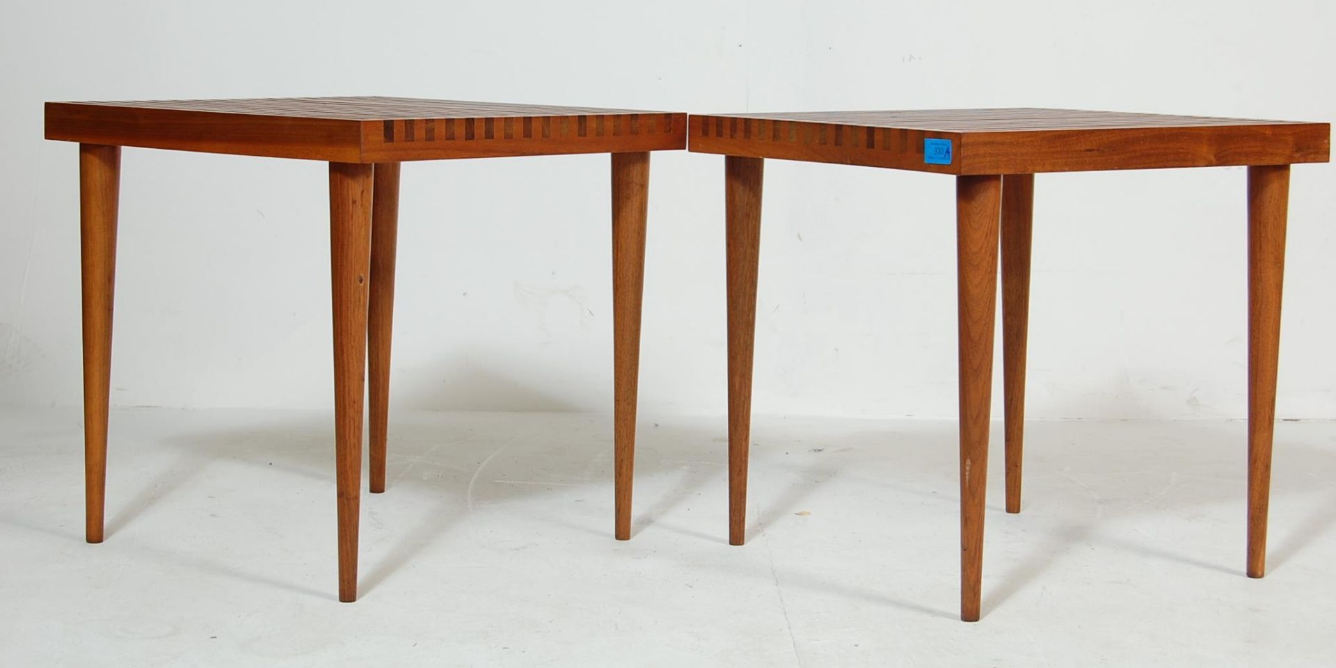 A PAIR OF VINTAGE RETRO 20TH CENTURY TEAK WOOD SLATTED TOPS COFFEE TABLES / SIDE TABLES