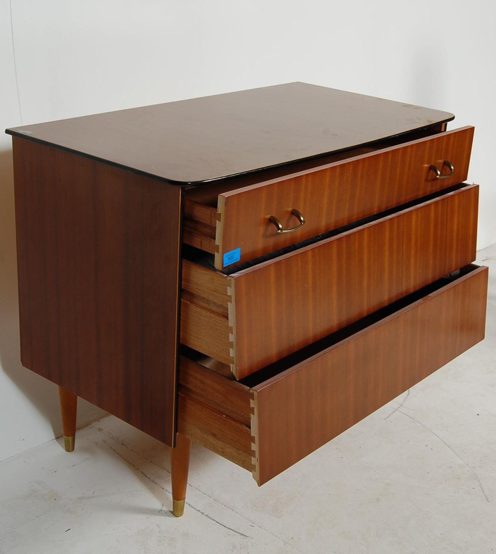 RETRO VINTAGE 1970’S TEAK VENEER CHEST OF DRAWERS RAISED ON TAPERED SUPPORTS - Bild 5 aus 5