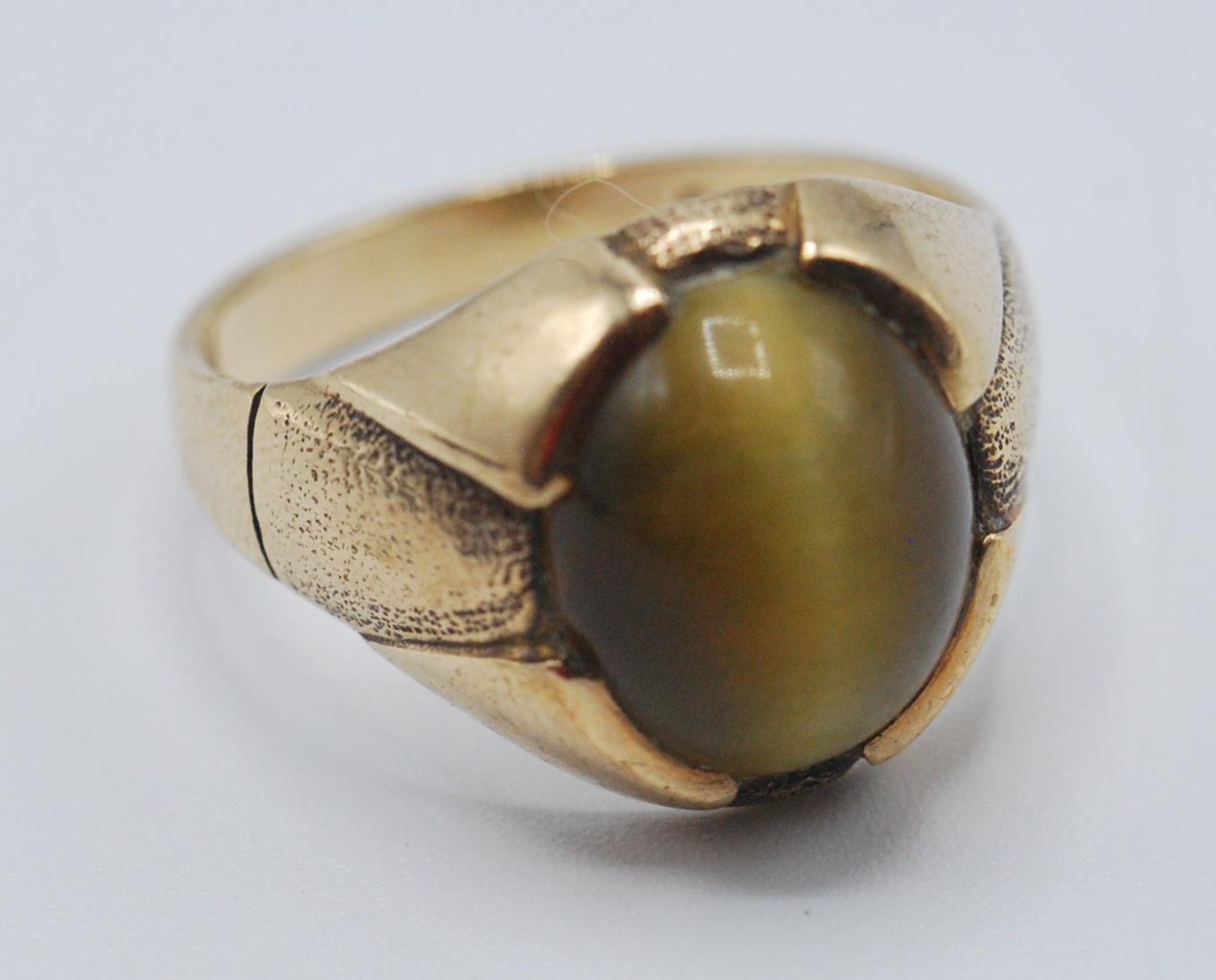 1970'S VINTAGE TIGER'S EYE AND GOLD RING