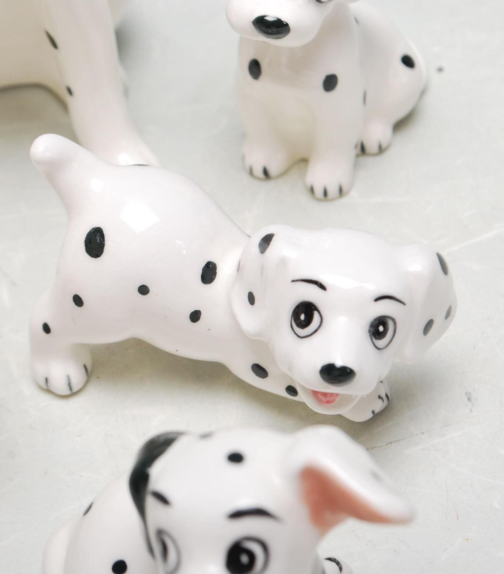 A COLLECTION OF EIGHT DISNEY PORCELAIN 101 DALMATIANS FIGURINES - Bild 3 aus 6