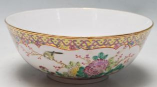 AN ANTIQUE 19TH CENTURY CHINESE FAMILLE ROSE BOWL
