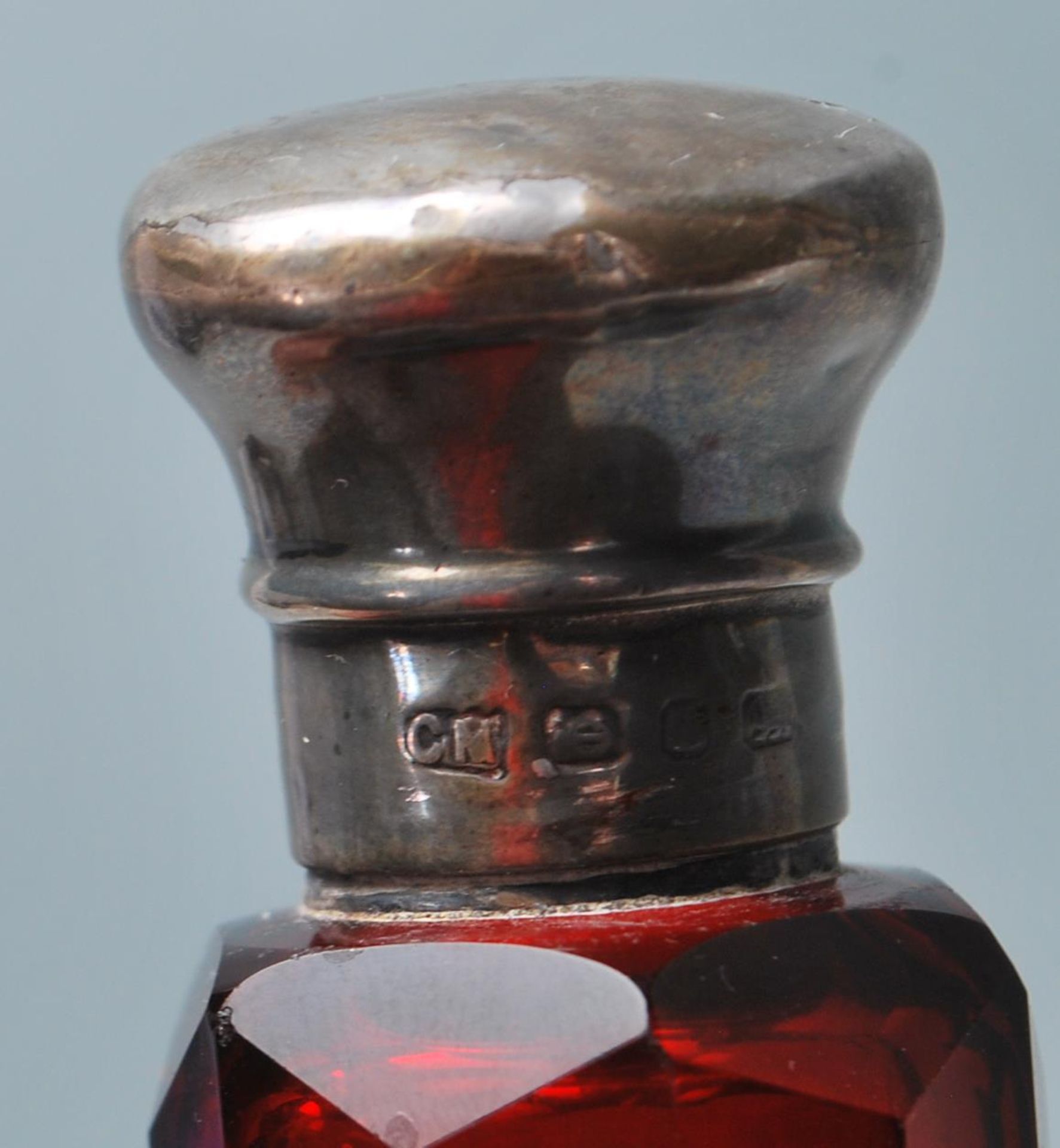 VICTORIAN SILVER AND RUBY GLASS PERFUME BOTTLE - Image 4 of 6