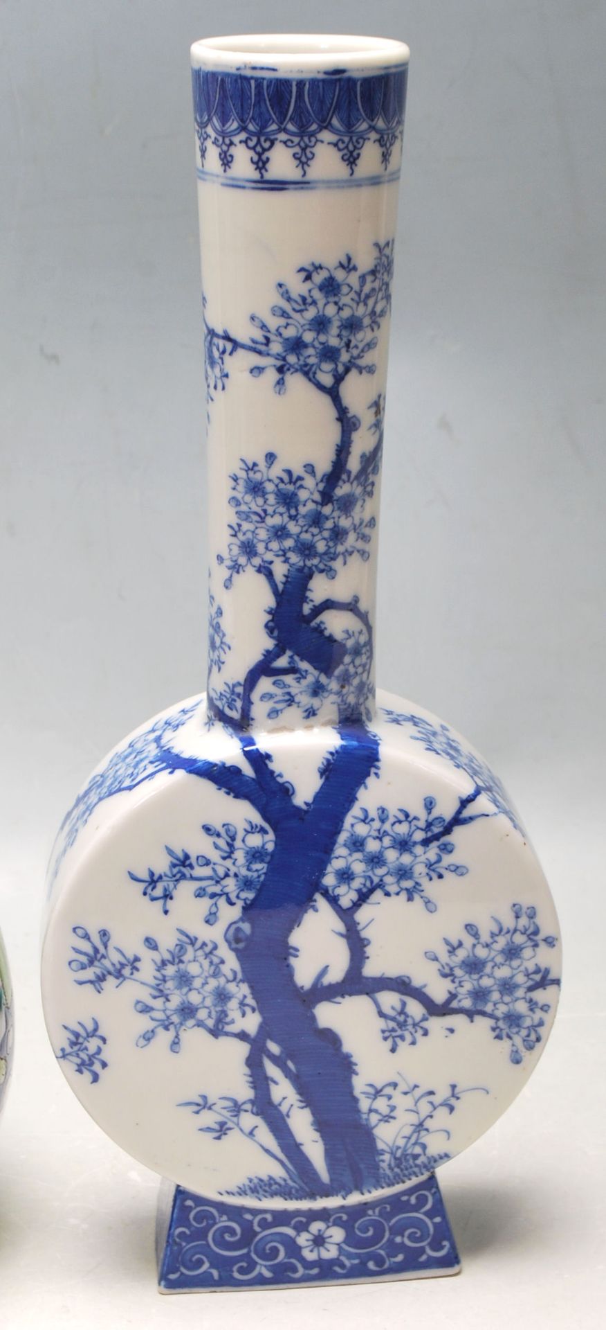 A 20TH CENTURY CHINESE ORIENTAL FAMILY VERTE LIDDED AND A BLUE AND WHITE VASE - Bild 4 aus 11