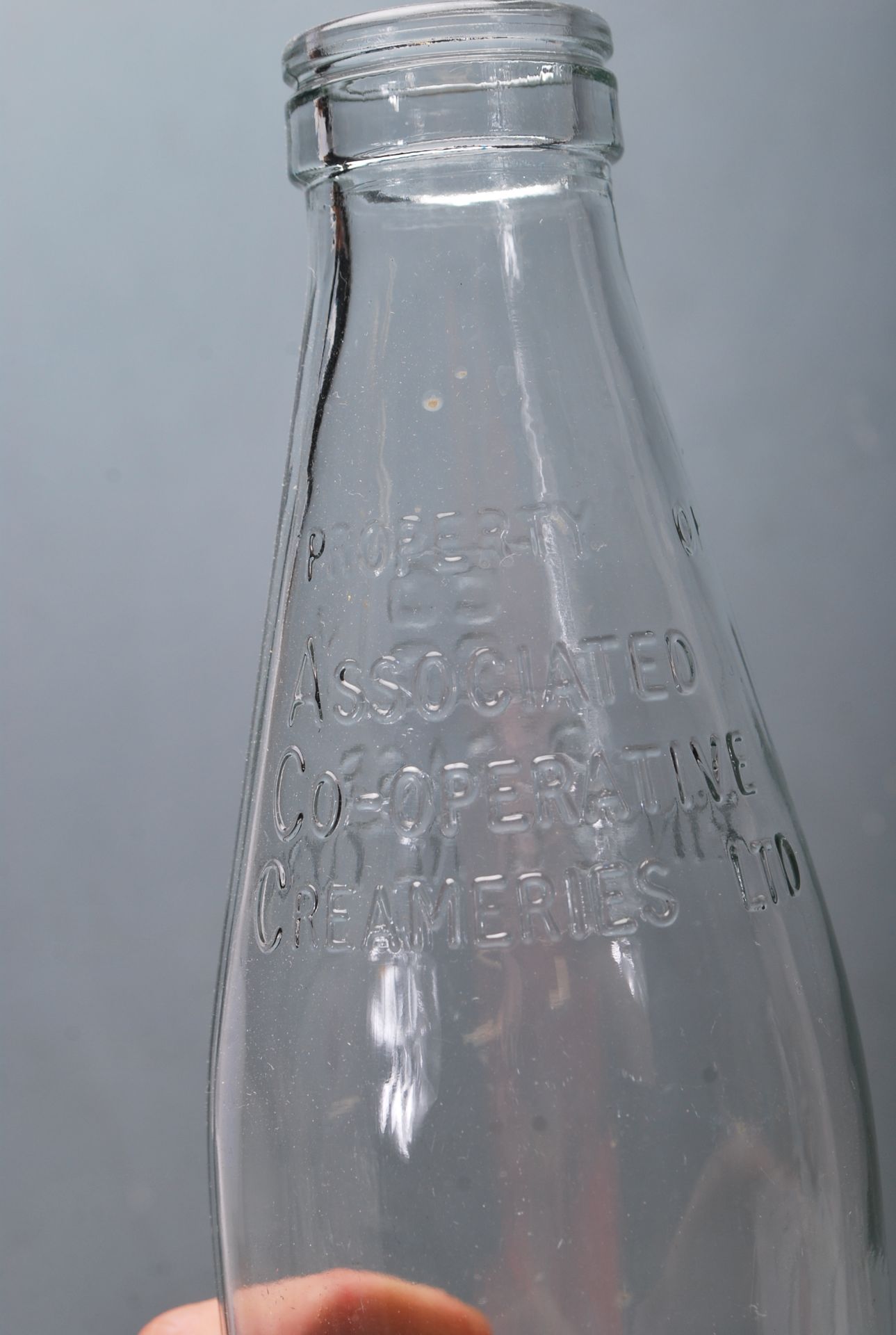 VINTAGE RETRO ADVERTISING MILK BOTTLES - Image 8 of 11