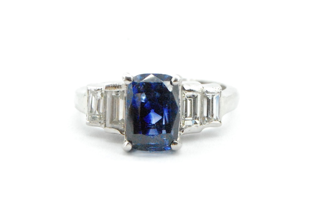 AN ART DECO PLATINUM SAPPHIRE & DIAMOND RING