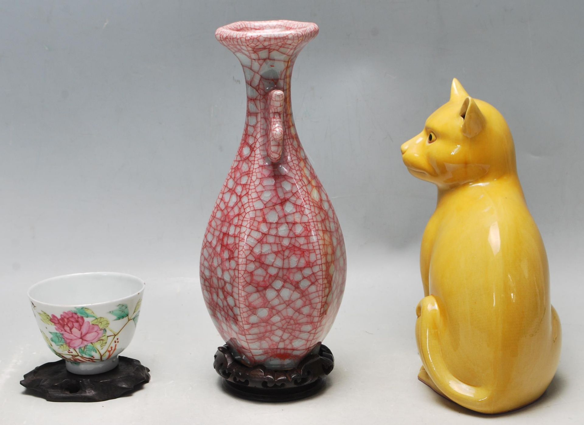 A GROUP OF THREE CHINESE PORCELAIN CERAMIC - CRACKLE GLAZE VASE - SITTING CAT - TEA BOWL - Bild 5 aus 6