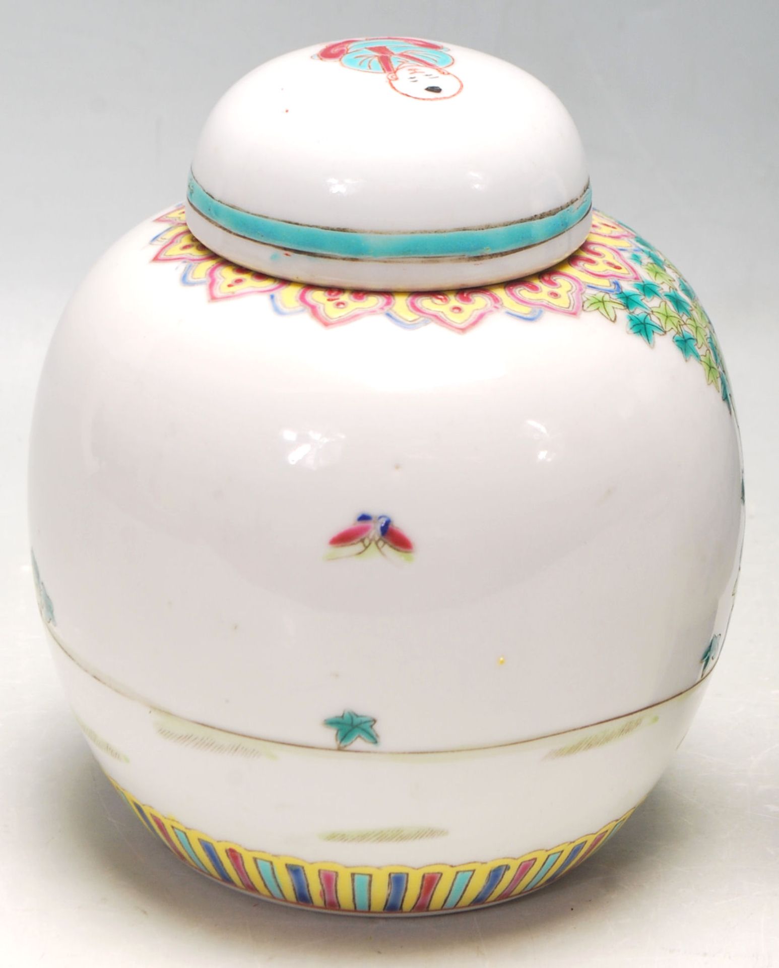 A 20TH CENTURY CHINESE ORIENTAL FAMILY VERTE LIDDED AND A BLUE AND WHITE VASE - Bild 3 aus 11