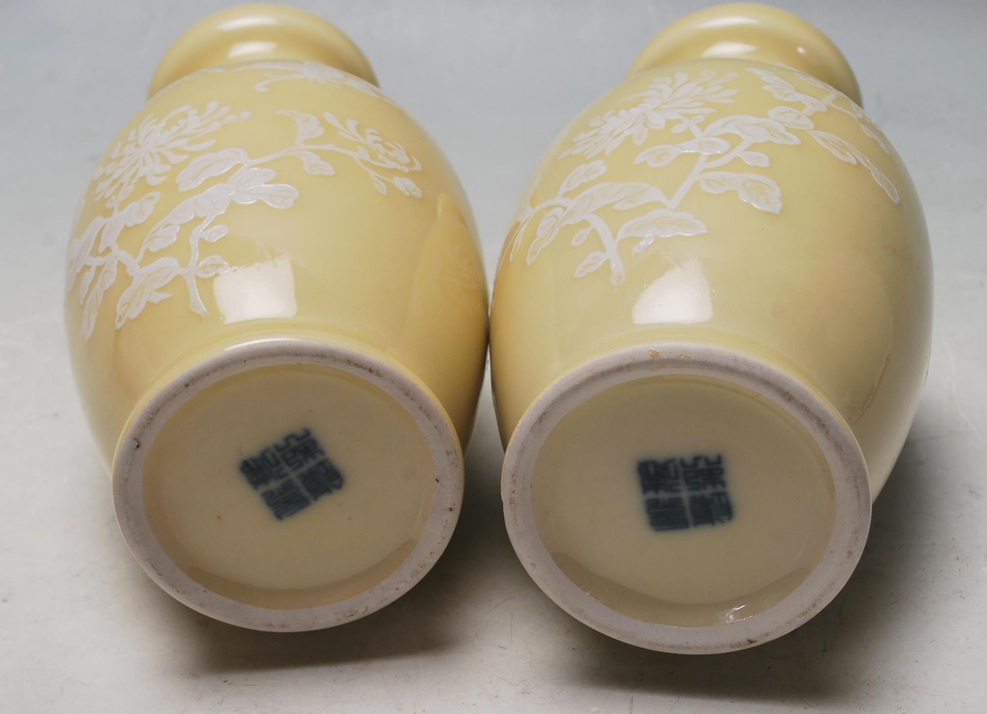 MIRRORED PAIR OF VINTAGE LATE 20TH CENTURY CHINESE REPUBLIC PORCELAIN YELLOW MANTEL VASES - Bild 5 aus 5